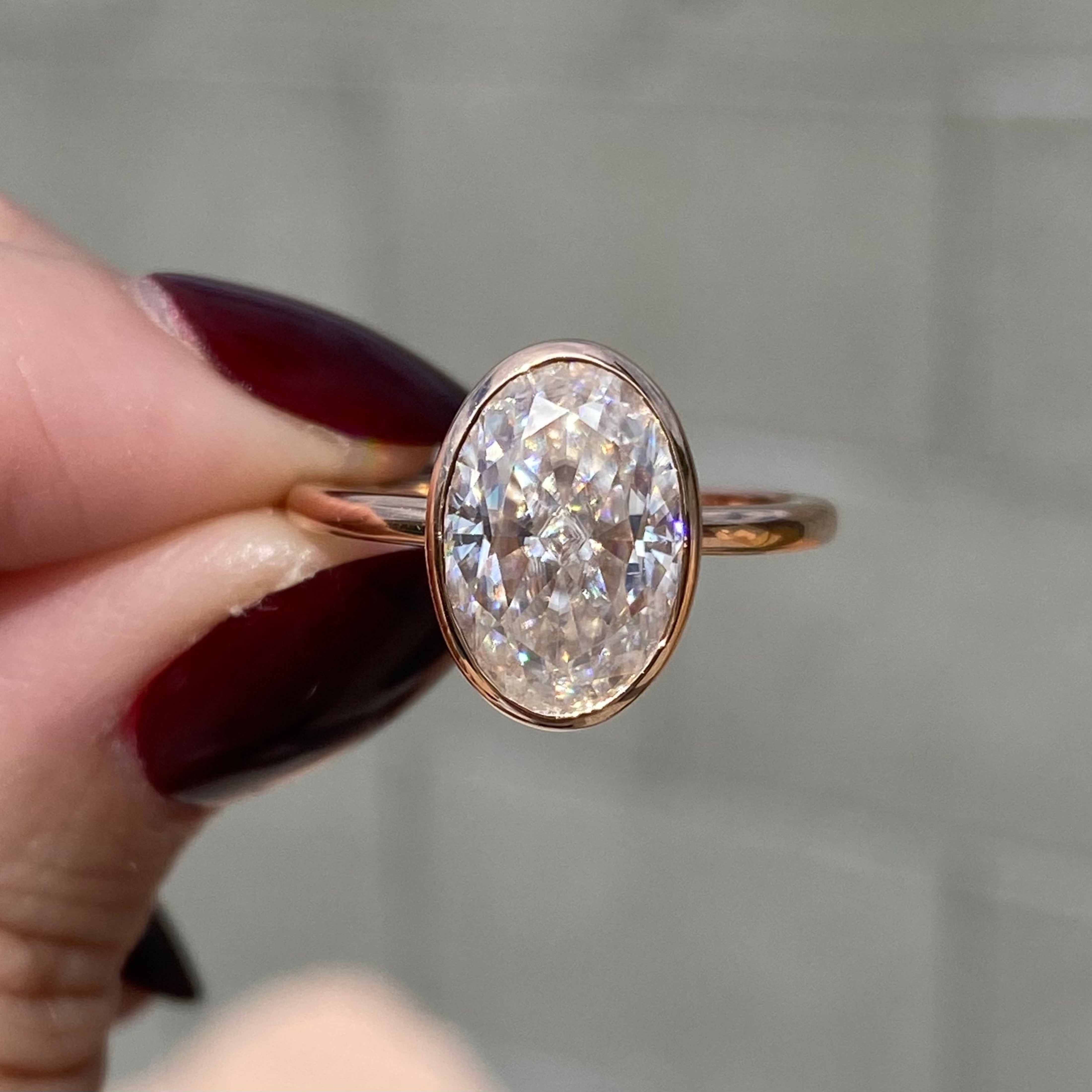 Moissanite 2.35CT oval hvid diamant art deco unik forlovelsesring med runde diamantlag | Håndlavet ring | Jubilæumsring