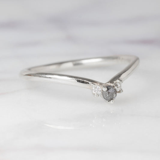 Natural Salt and Paper 0.15CT Round Diamond Art Deco Vintage Band