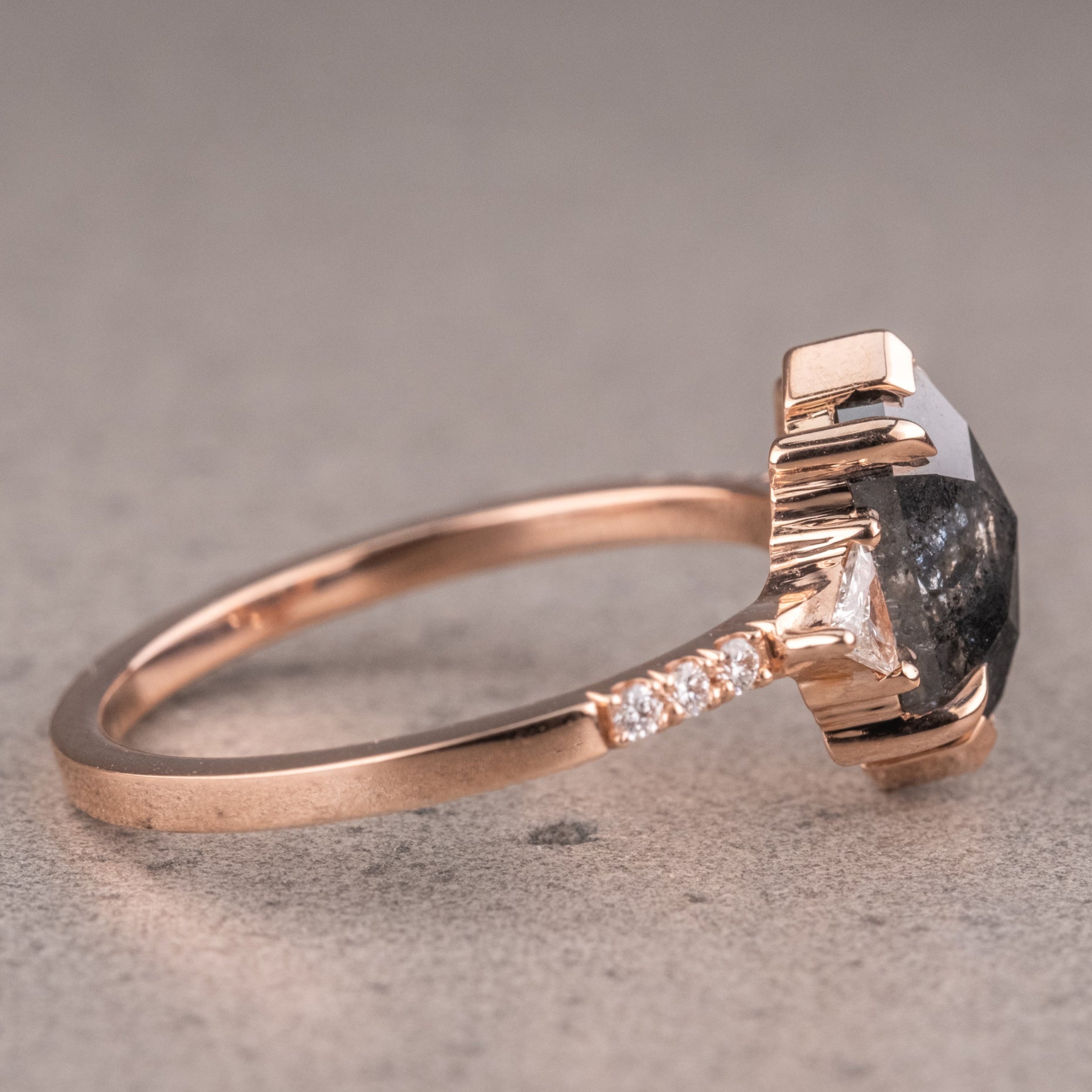 Naturlig salt og peber 1.90CT dragediamant Art Deco unik forlovelsesring | Håndlavet ring | Jubilæumsring