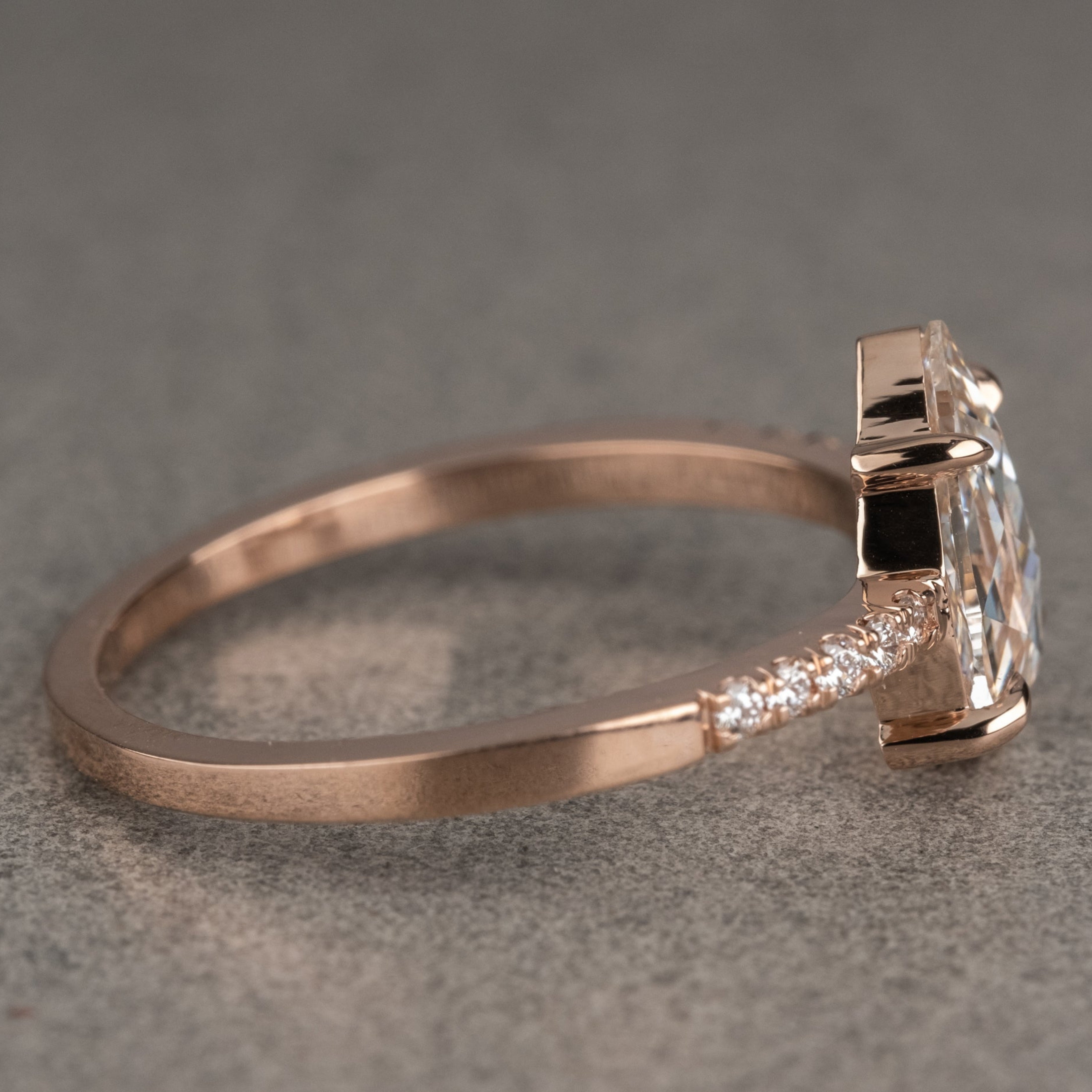 Naturlig salt og peber 1.90CT dragediamant Art Deco unik forlovelsesring | Håndlavet ring | Jubilæumsring