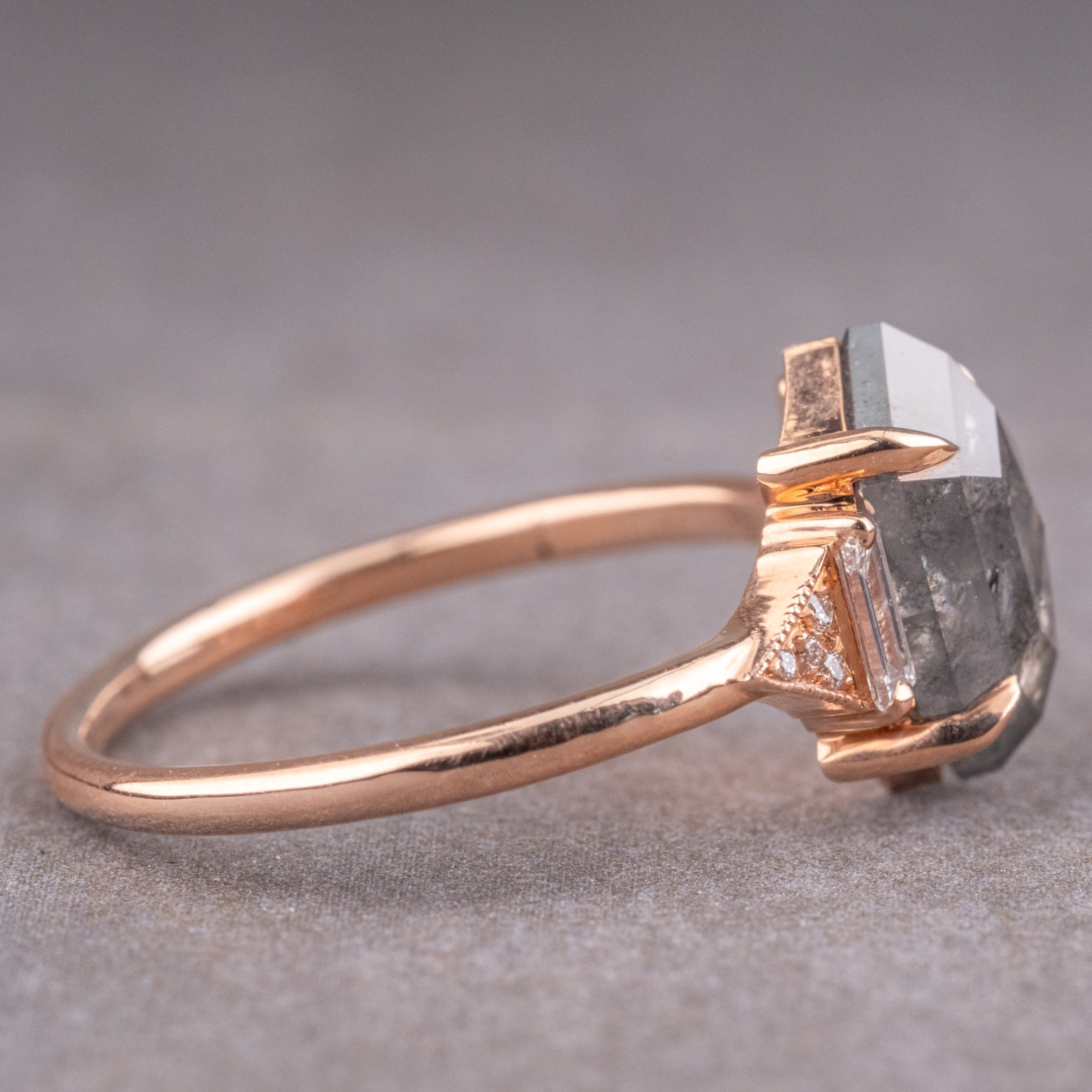 Naturlig salt og peber 1.90CT dragediamant Art Deco unik forlovelsesring | Håndlavet ring | Jubilæumsring