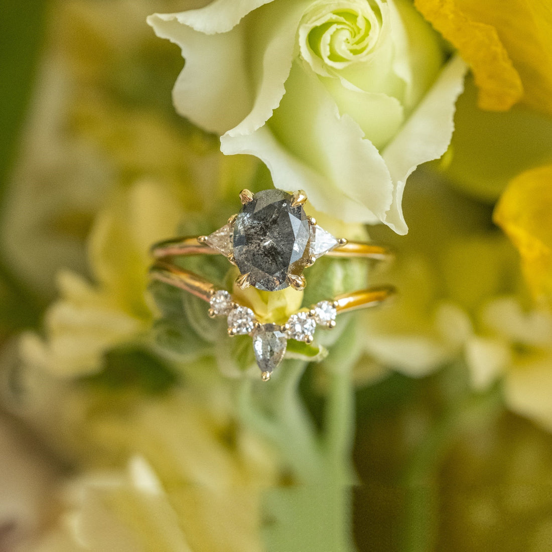 Natuurlijke zout- en peperring met 1,48 karaat ovale diamant, brutalistische handgemaakte ring