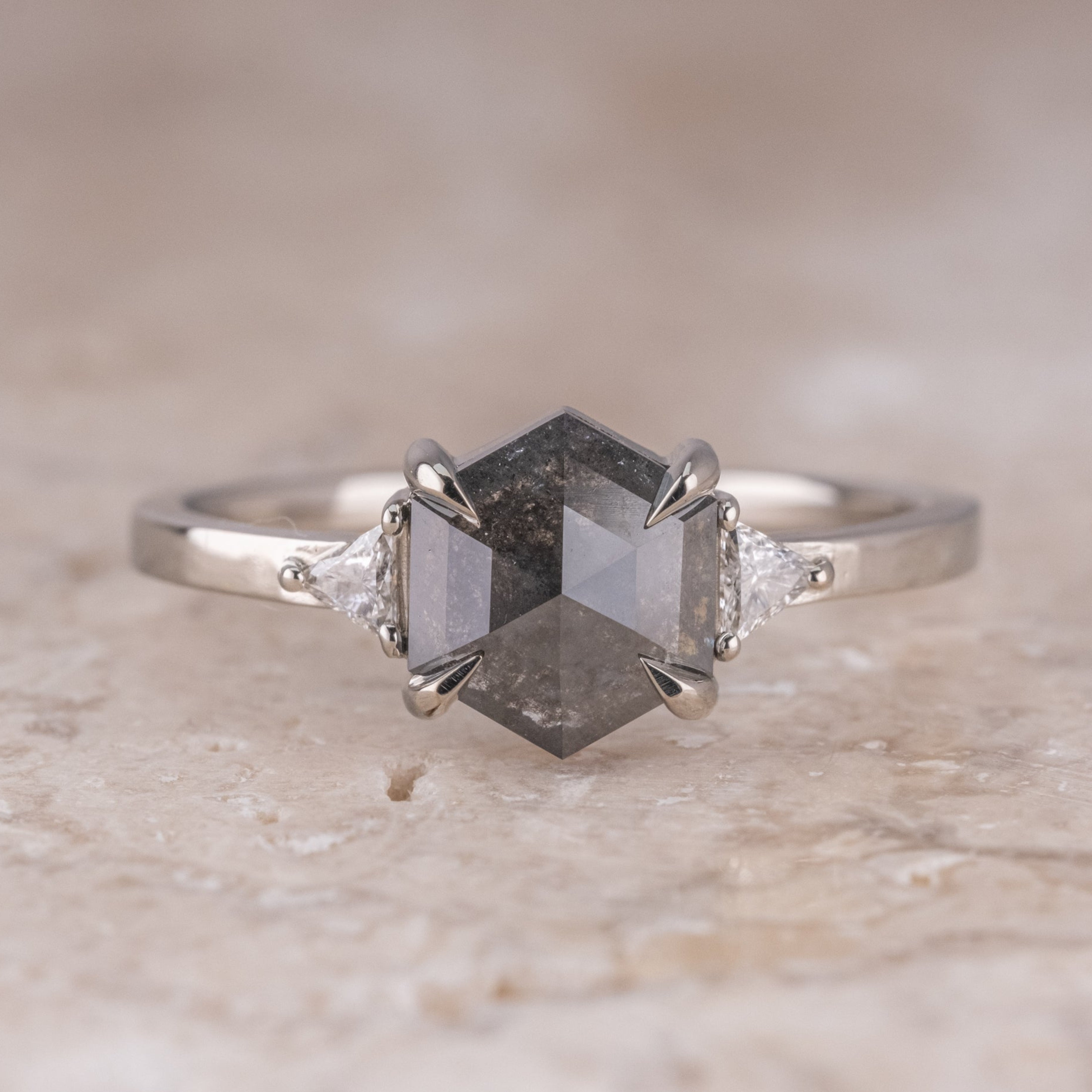 Naturlig salt og peber 1.90CT dragediamant Art Deco unik forlovelsesring | Håndlavet ring | Jubilæumsring