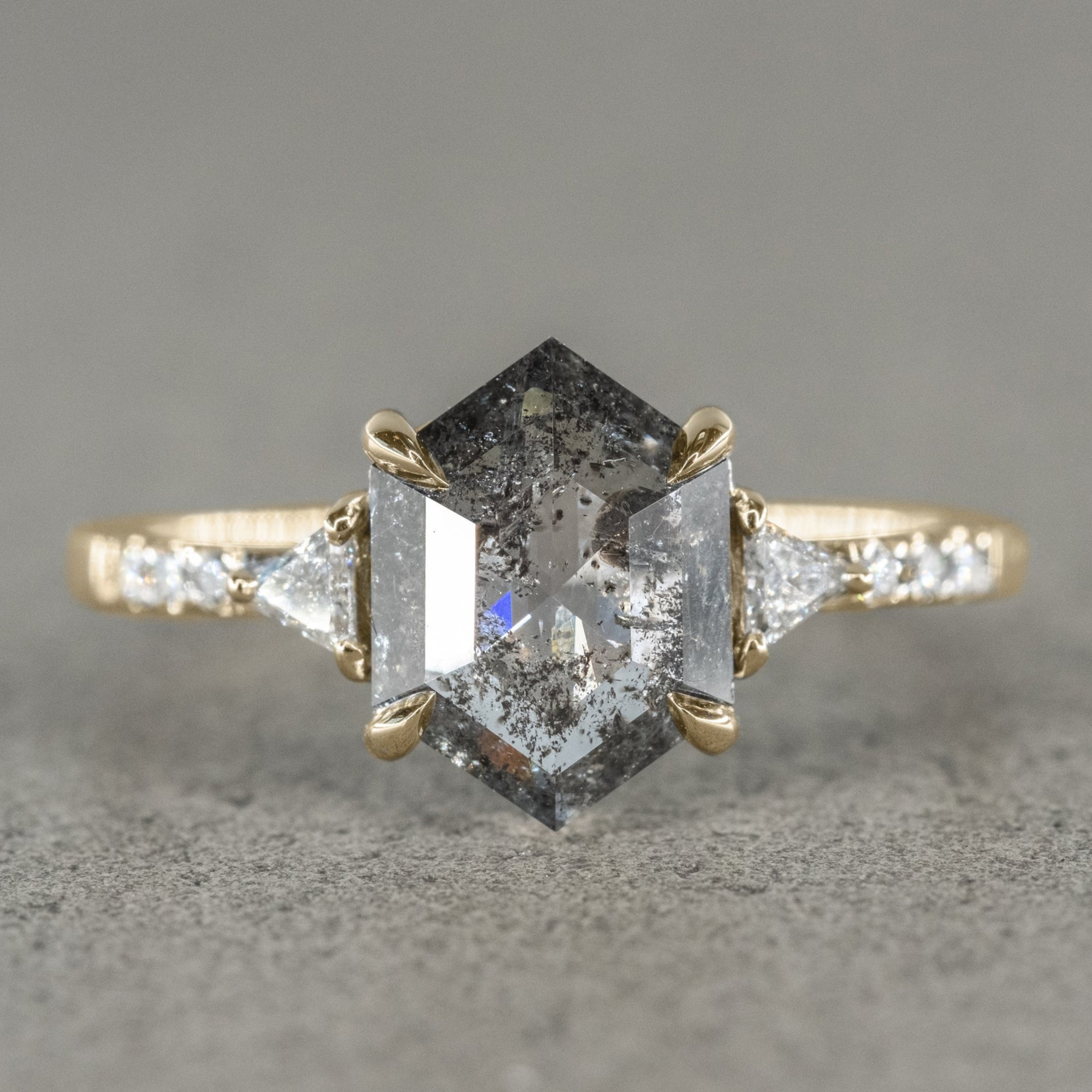 Naturlig salt og peber 1.90CT dragediamant Art Deco unik forlovelsesring | Håndlavet ring | Jubilæumsring