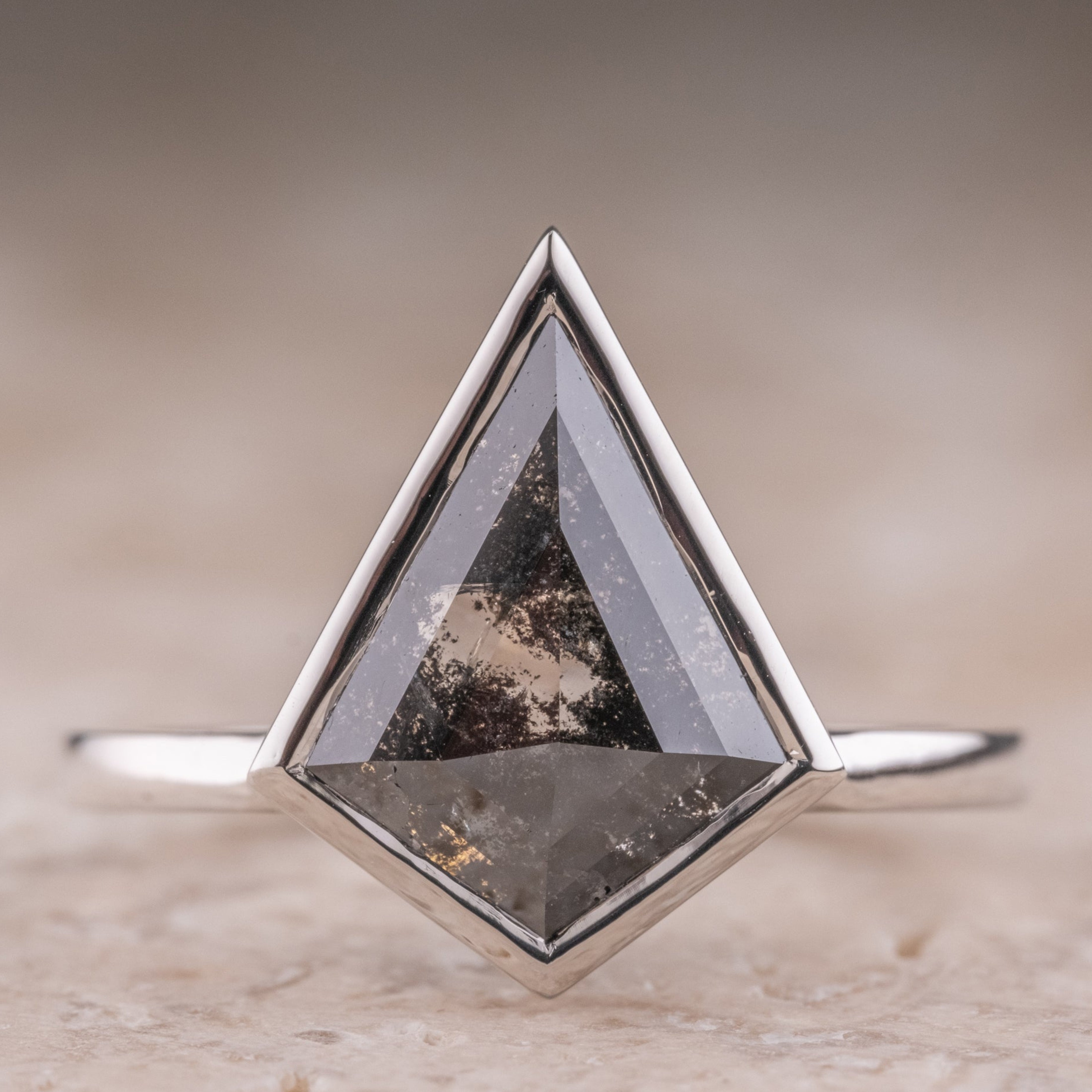 Naturlig salt og peber 1.90CT dragediamant Art Deco unik forlovelsesring | Håndlavet ring | Jubilæumsring