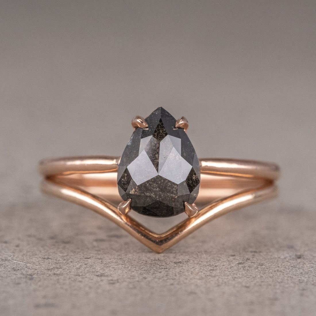 Naturlig salt og peber 1.90CT dragediamant Art Deco unik forlovelsesring | Håndlavet ring | Jubilæumsring