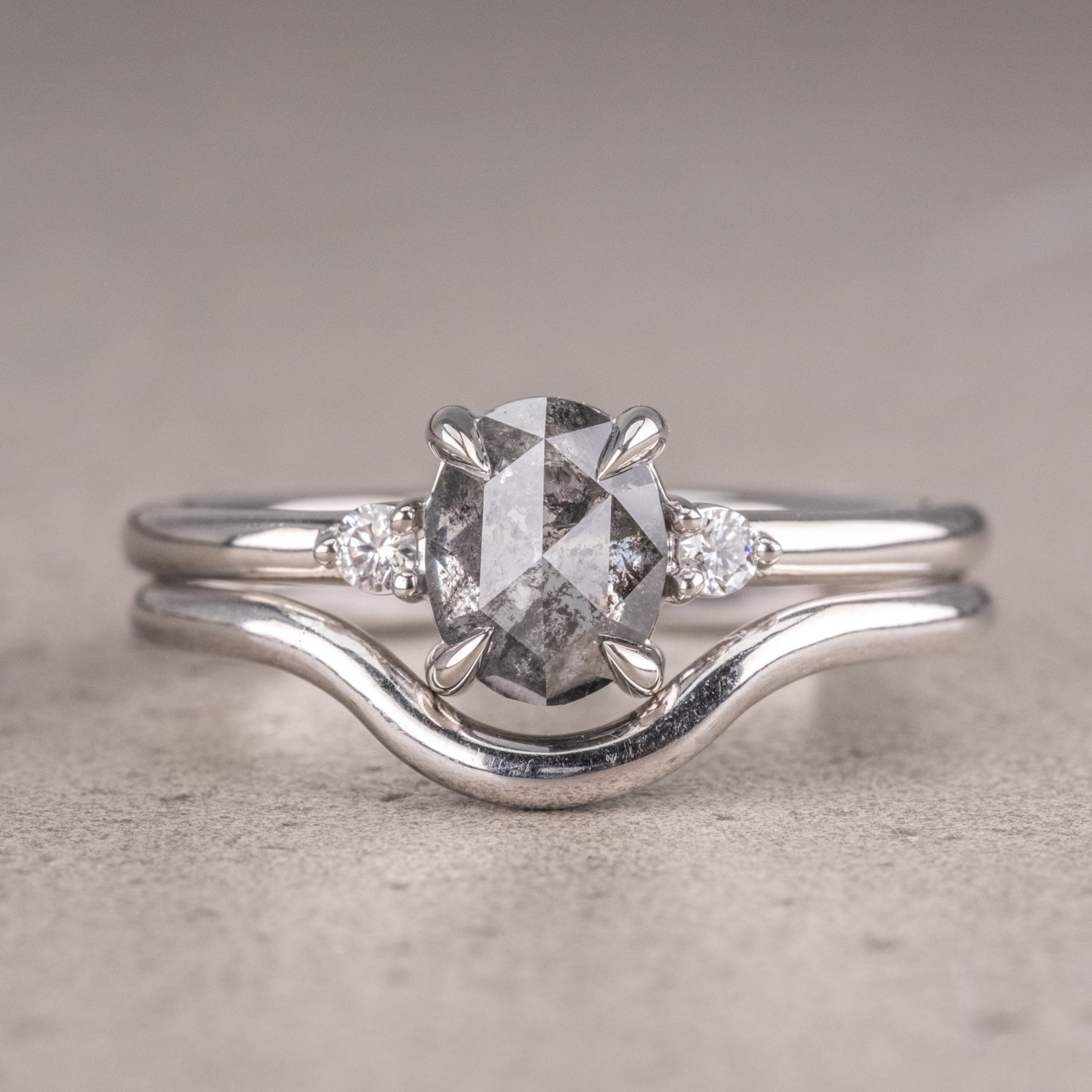 Naturlig salt og peber 1.90CT dragediamant Art Deco unik forlovelsesring | Håndlavet ring | Jubilæumsring