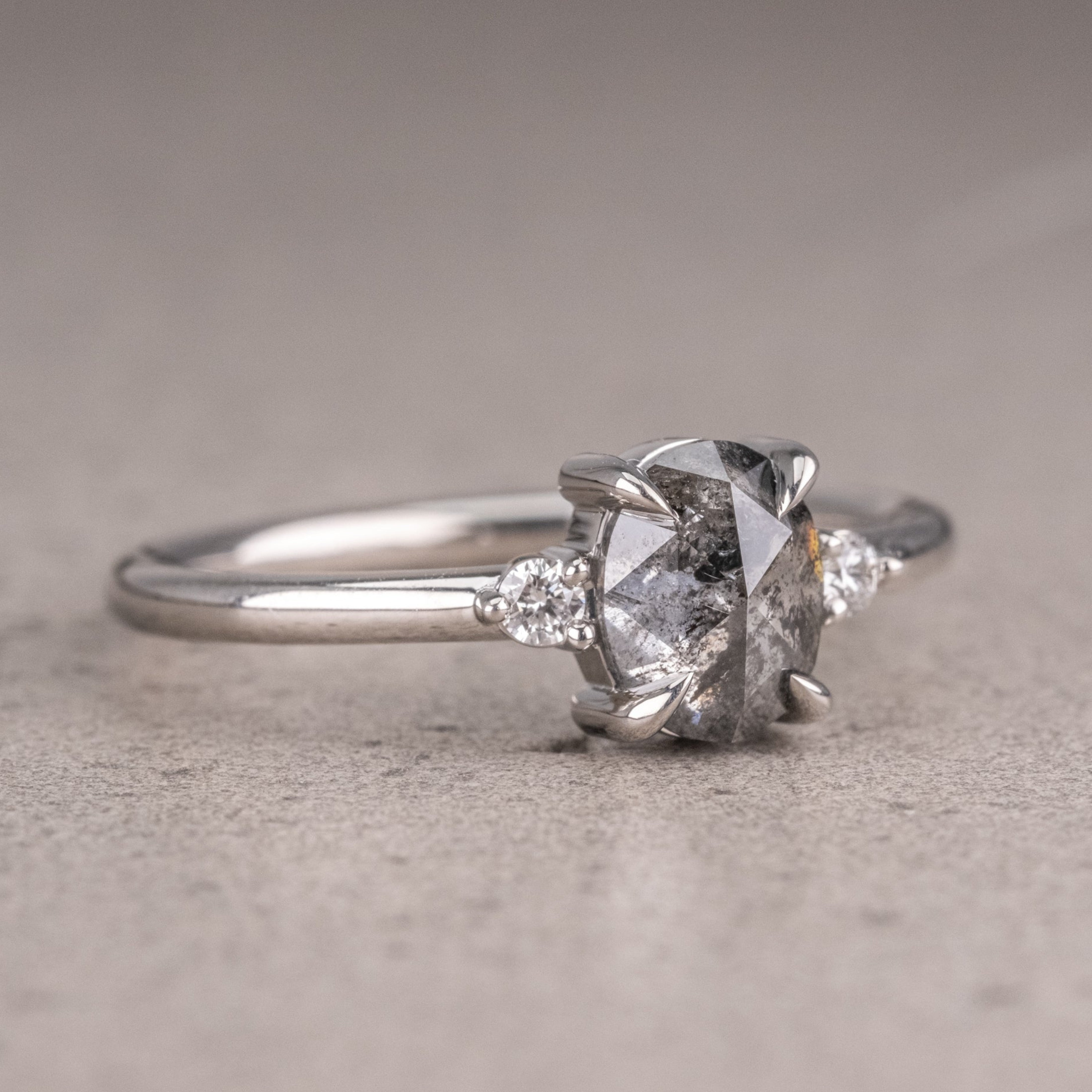 Naturlig salt og peber 1.90CT dragediamant Art Deco unik forlovelsesring | Håndlavet ring | Jubilæumsring