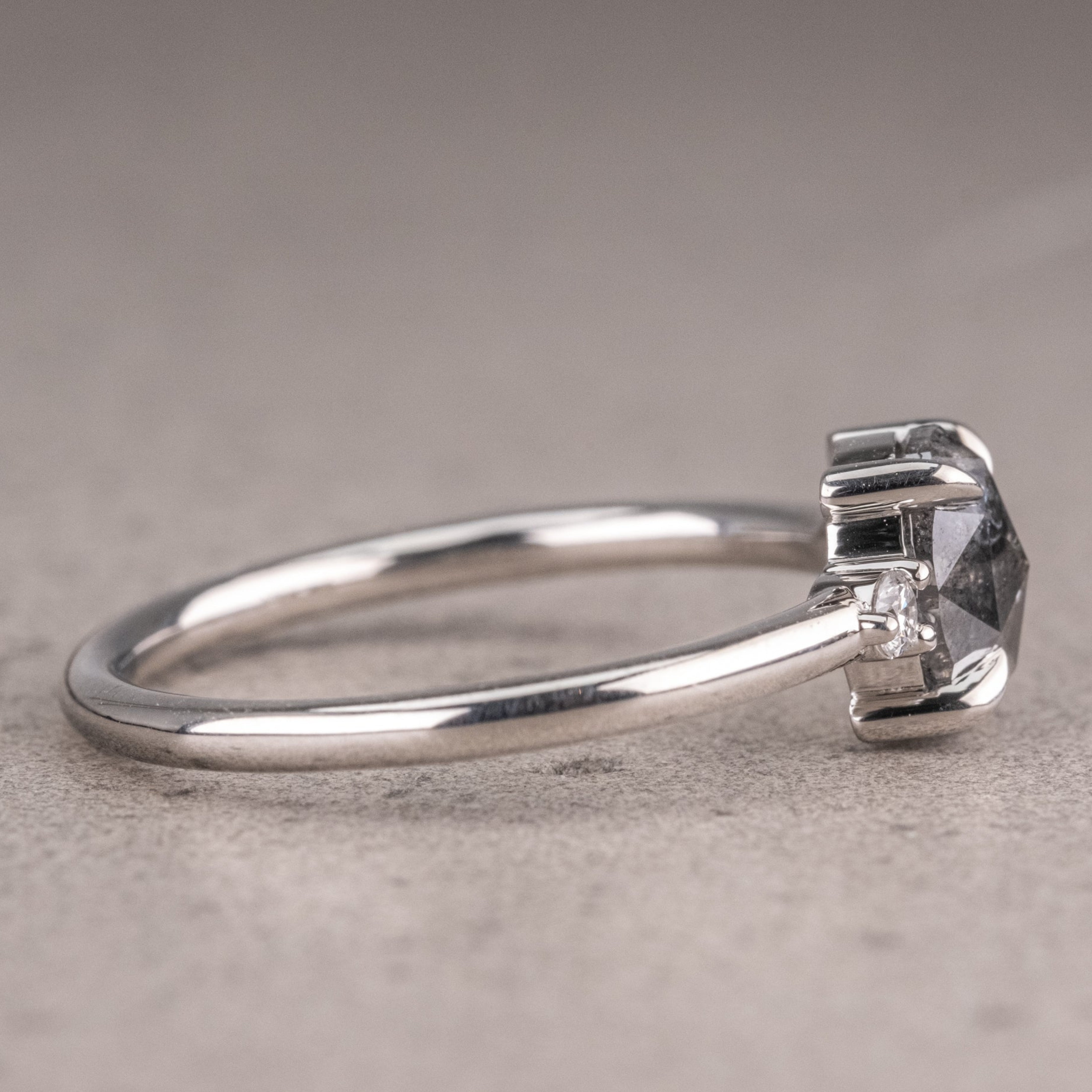 Naturlig salt og peber 1.90CT dragediamant Art Deco unik forlovelsesring | Håndlavet ring | Jubilæumsring