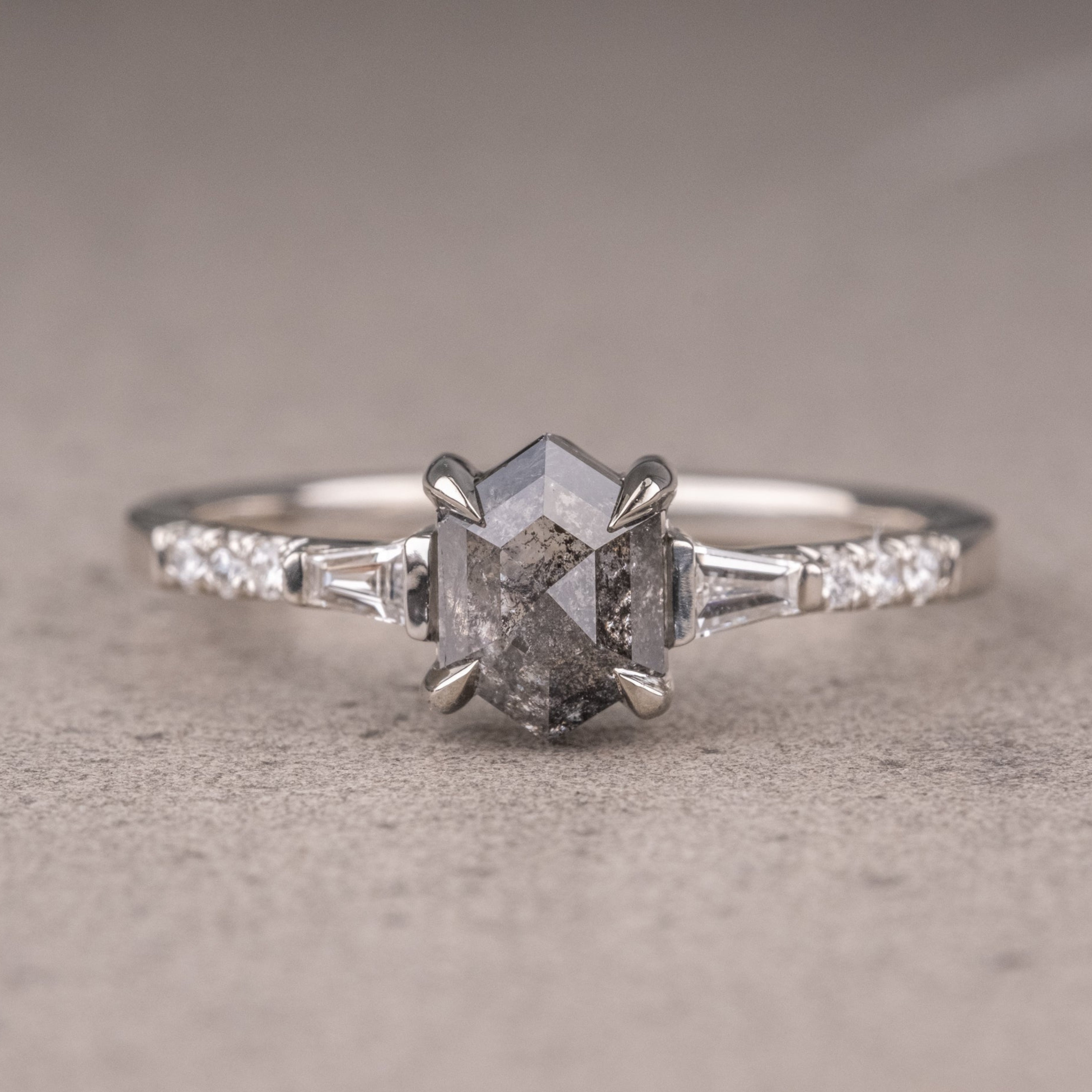 Naturlig salt og peber 1.90CT dragediamant Art Deco unik forlovelsesring | Håndlavet ring | Jubilæumsring