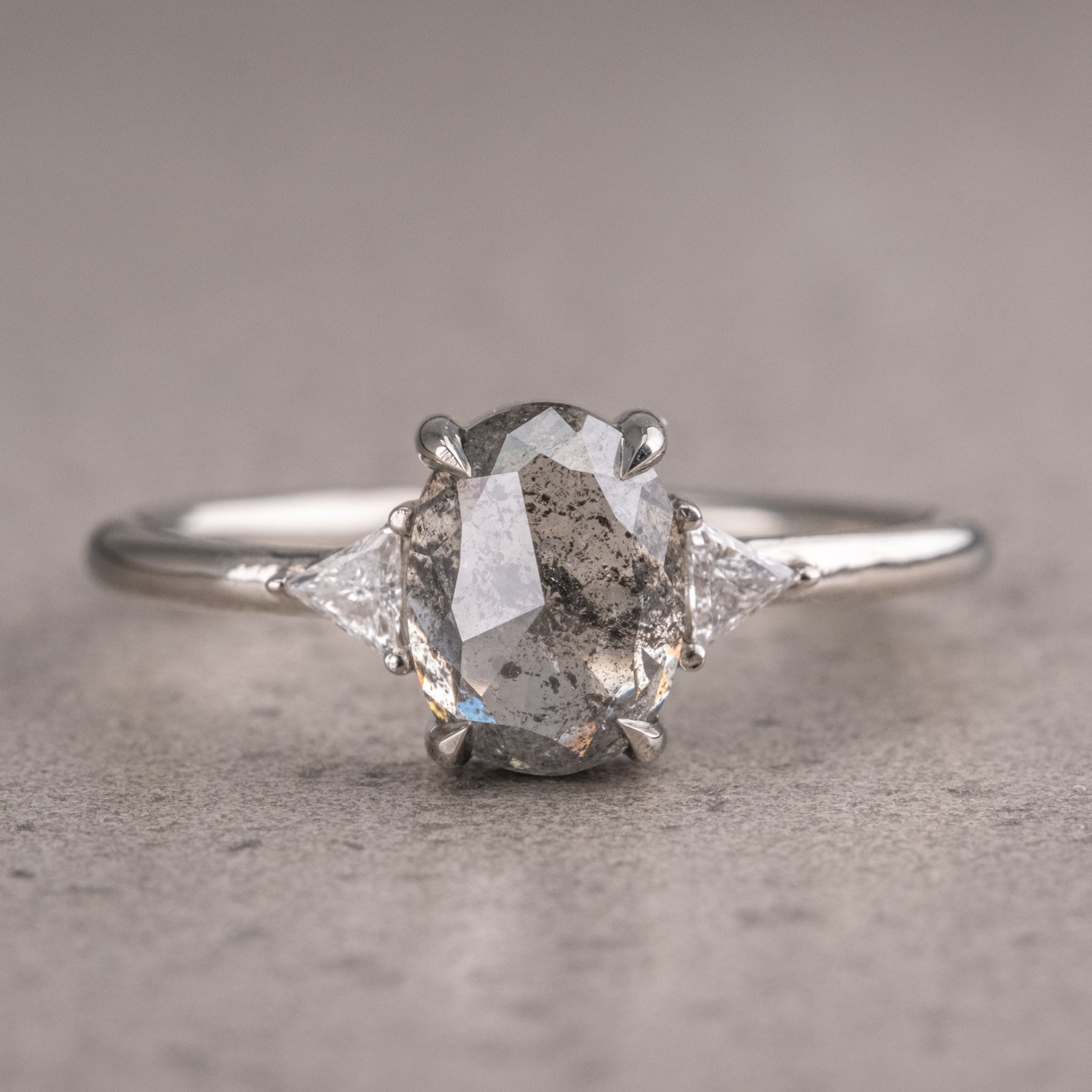 Naturlig salt og peber 1.90CT dragediamant Art Deco unik forlovelsesring | Håndlavet ring | Jubilæumsring