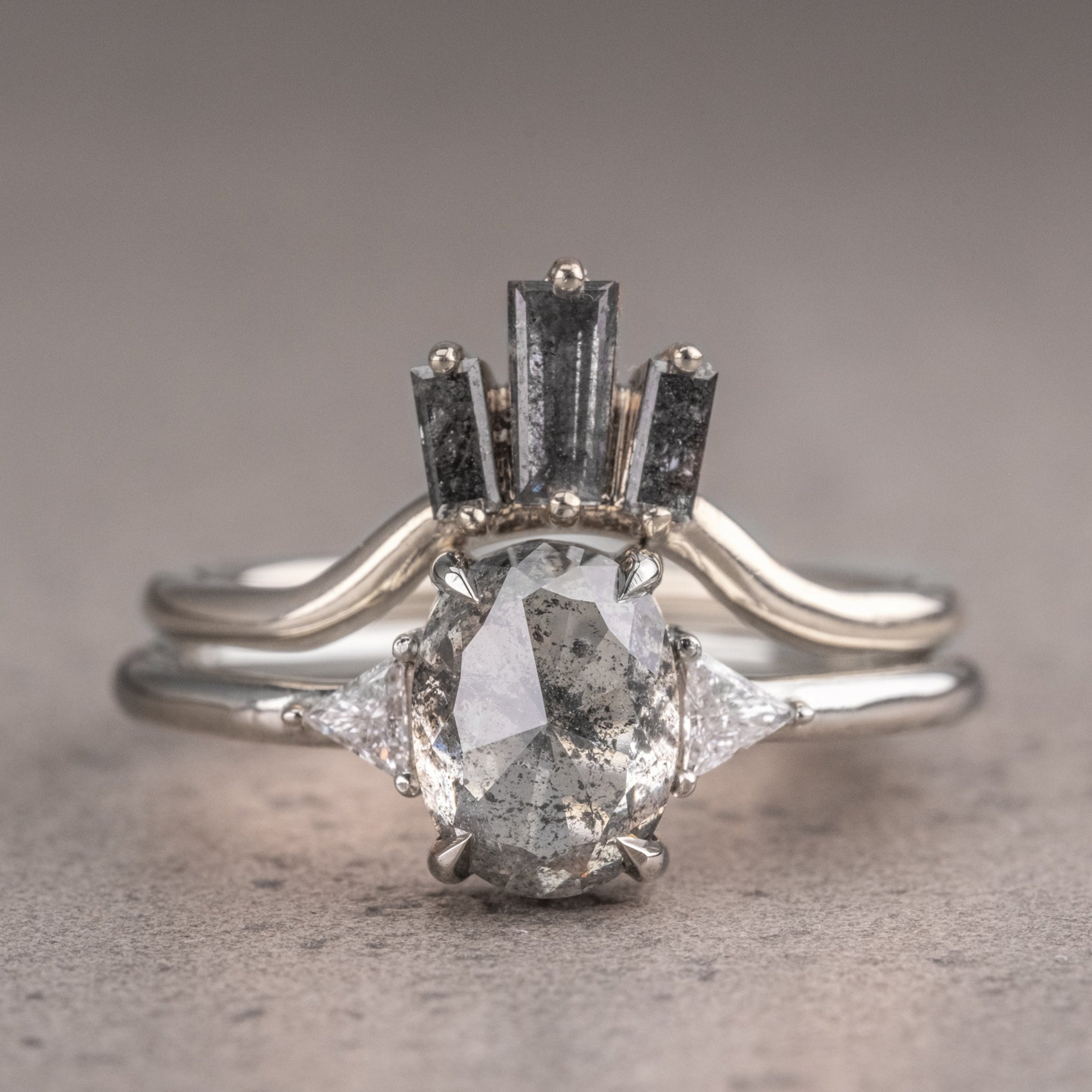 Naturlig salt og peber 1.90CT dragediamant Art Deco unik forlovelsesring | Håndlavet ring | Jubilæumsring