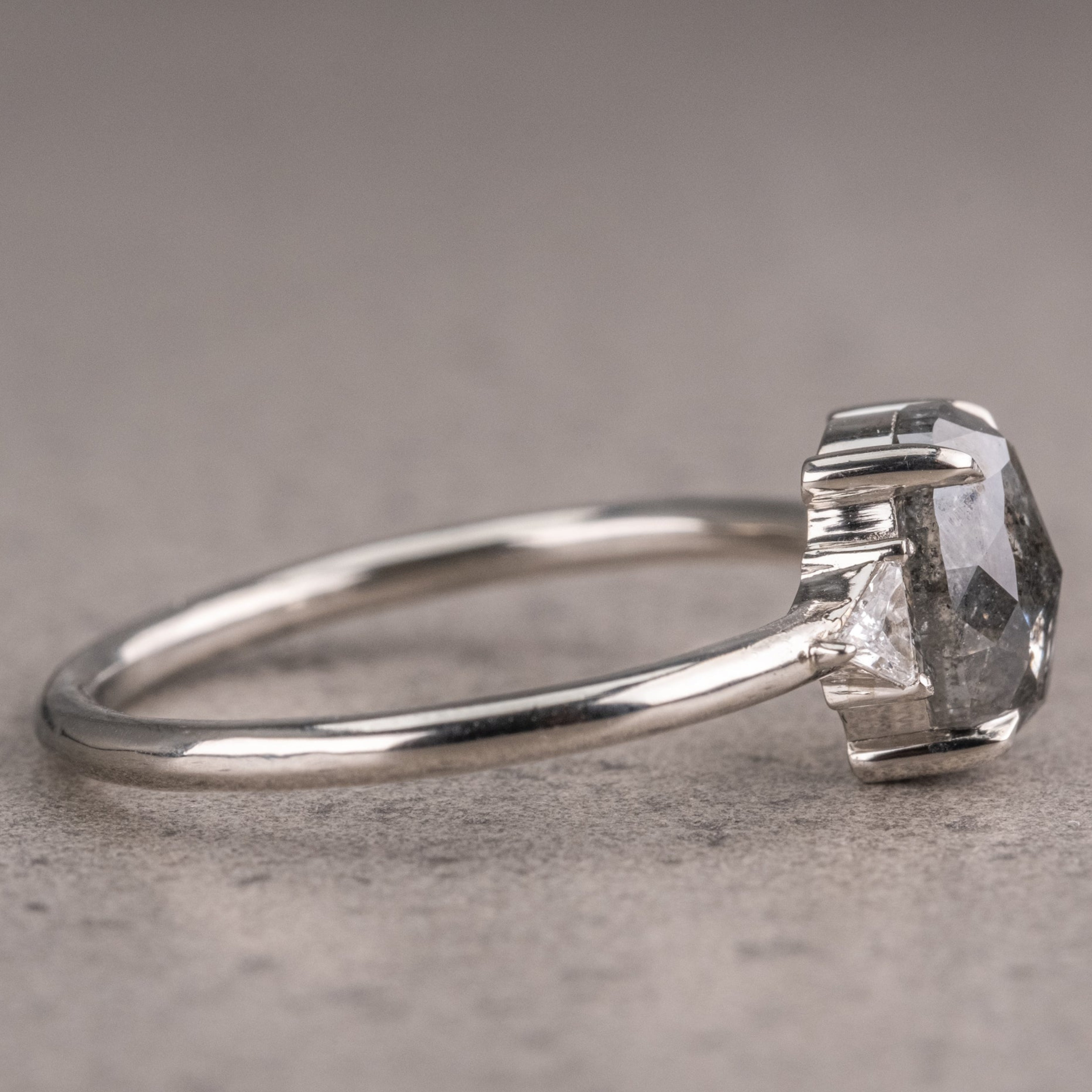 Naturlig salt og peber 1.90CT dragediamant Art Deco unik forlovelsesring | Håndlavet ring | Jubilæumsring