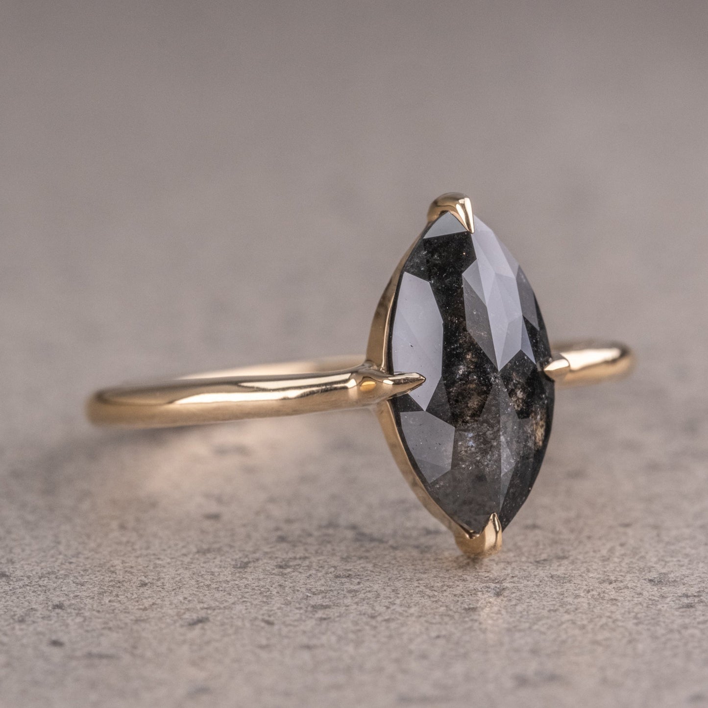 Naturlig salt og peber 1.90CT dragediamant Art Deco unik forlovelsesring | Håndlavet ring | Jubilæumsring