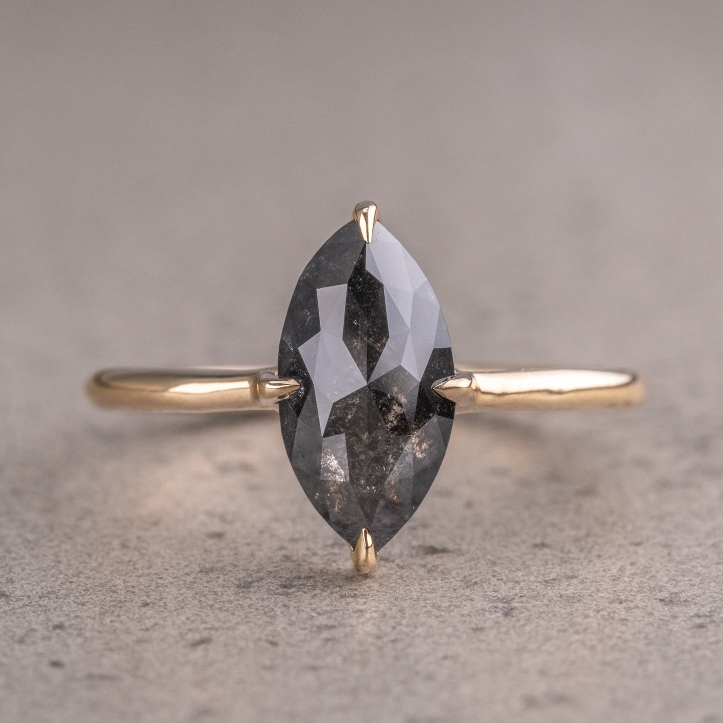 Naturlig salt og peber 1.90CT dragediamant Art Deco unik forlovelsesring | Håndlavet ring | Jubilæumsring