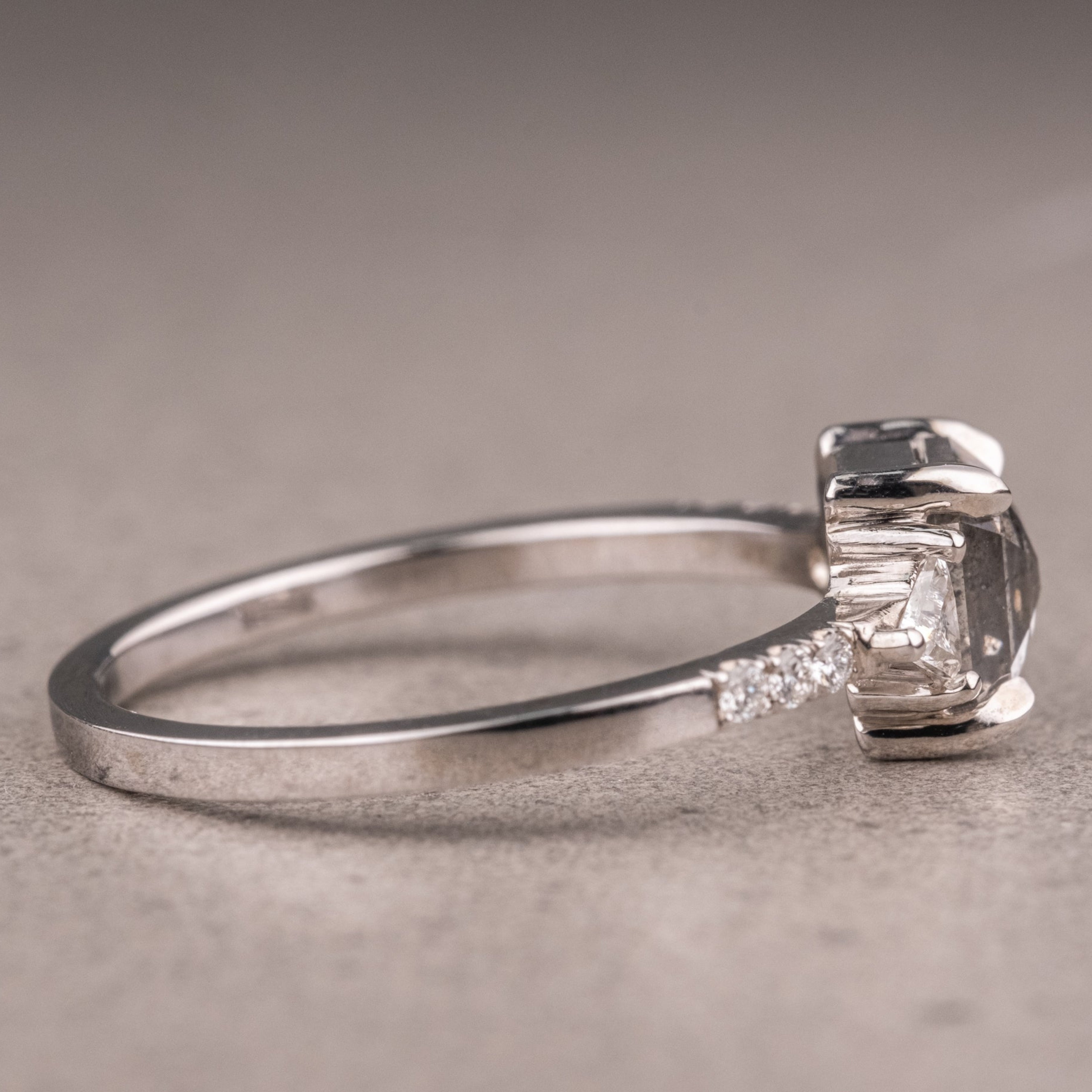 Naturlig salt og peber 1.90CT dragediamant Art Deco unik forlovelsesring | Håndlavet ring | Jubilæumsring