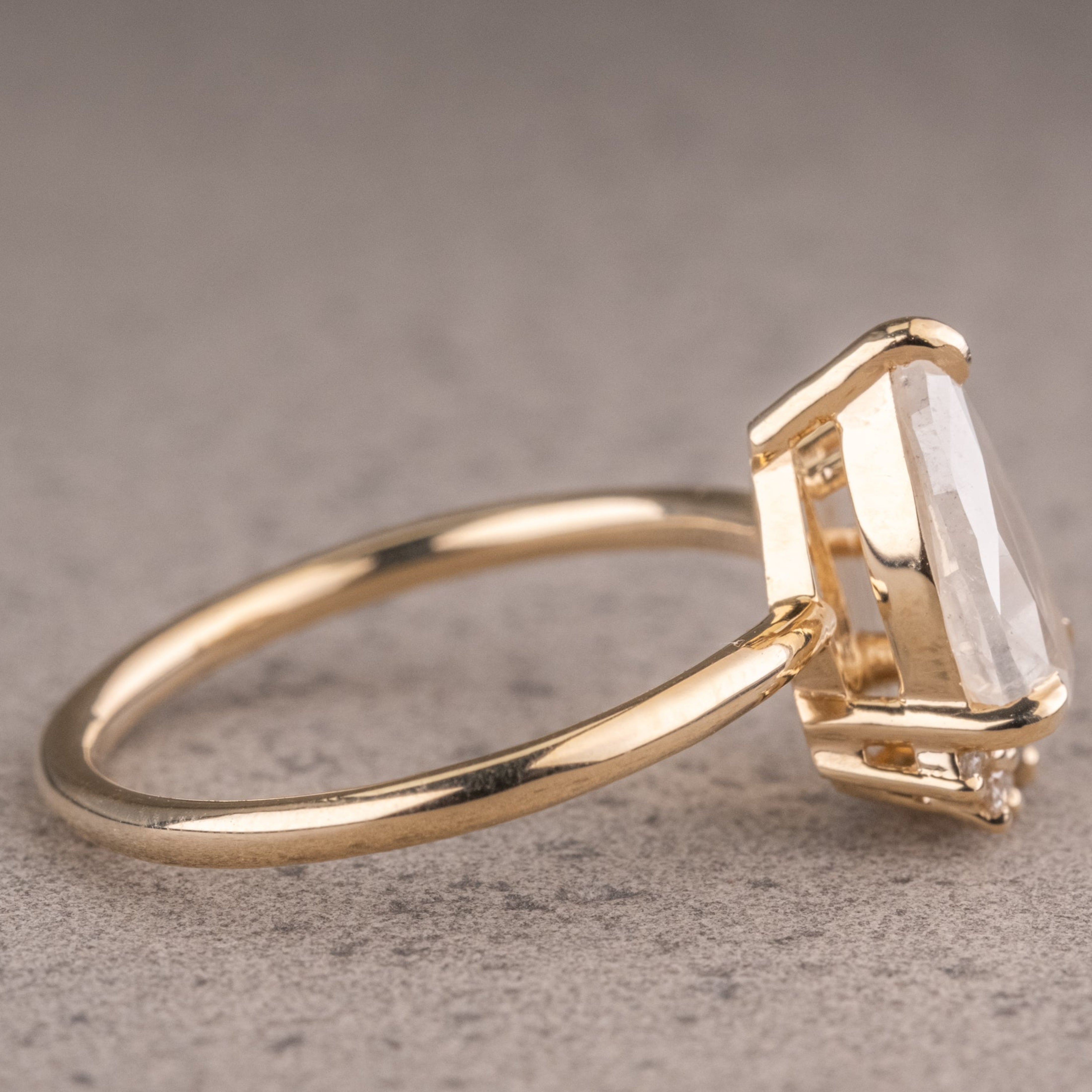 Naturlig salt og peber 1.90CT dragediamant Art Deco unik forlovelsesring | Håndlavet ring | Jubilæumsring