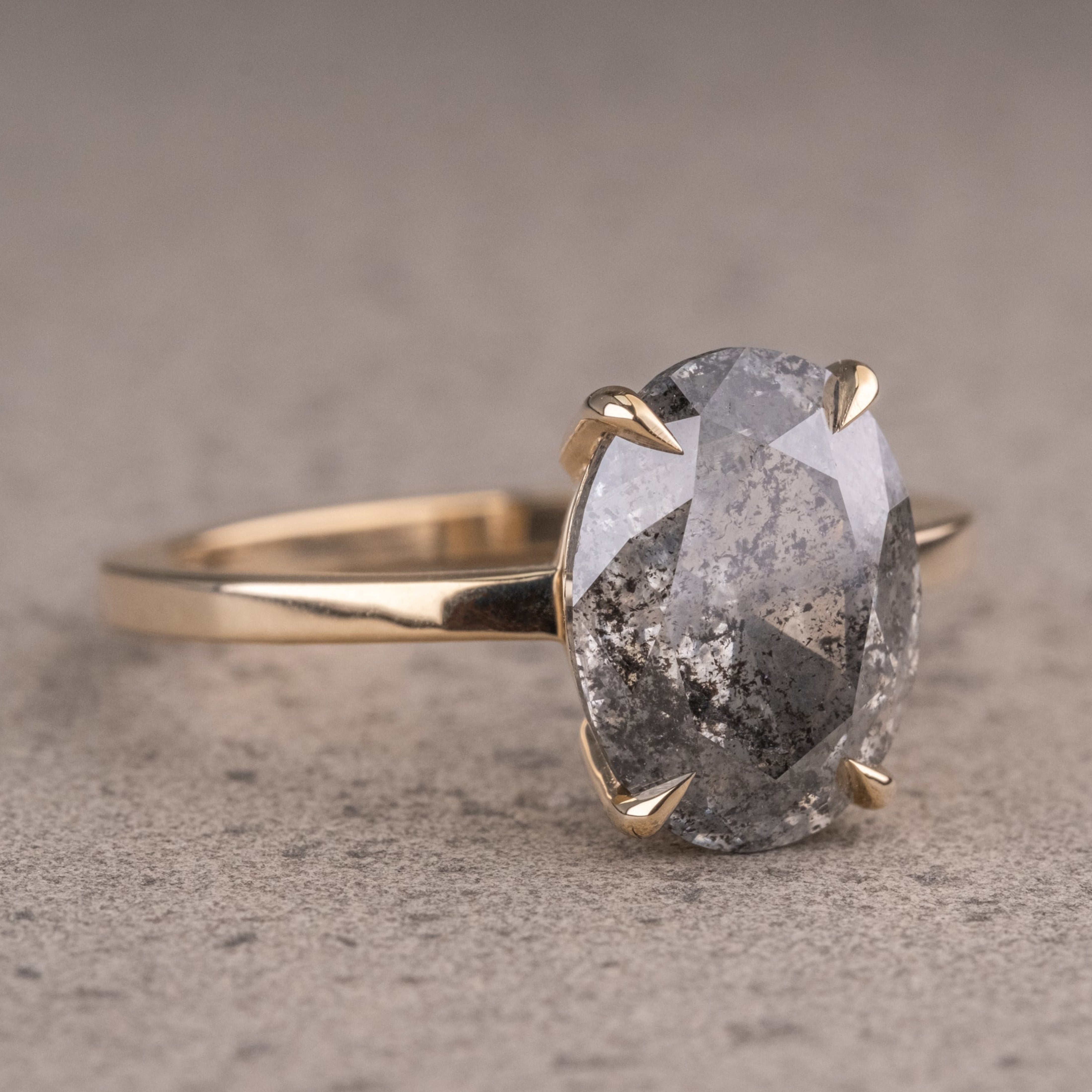 Naturlig salt og peber 1.90CT dragediamant Art Deco unik forlovelsesring | Håndlavet ring | Jubilæumsring