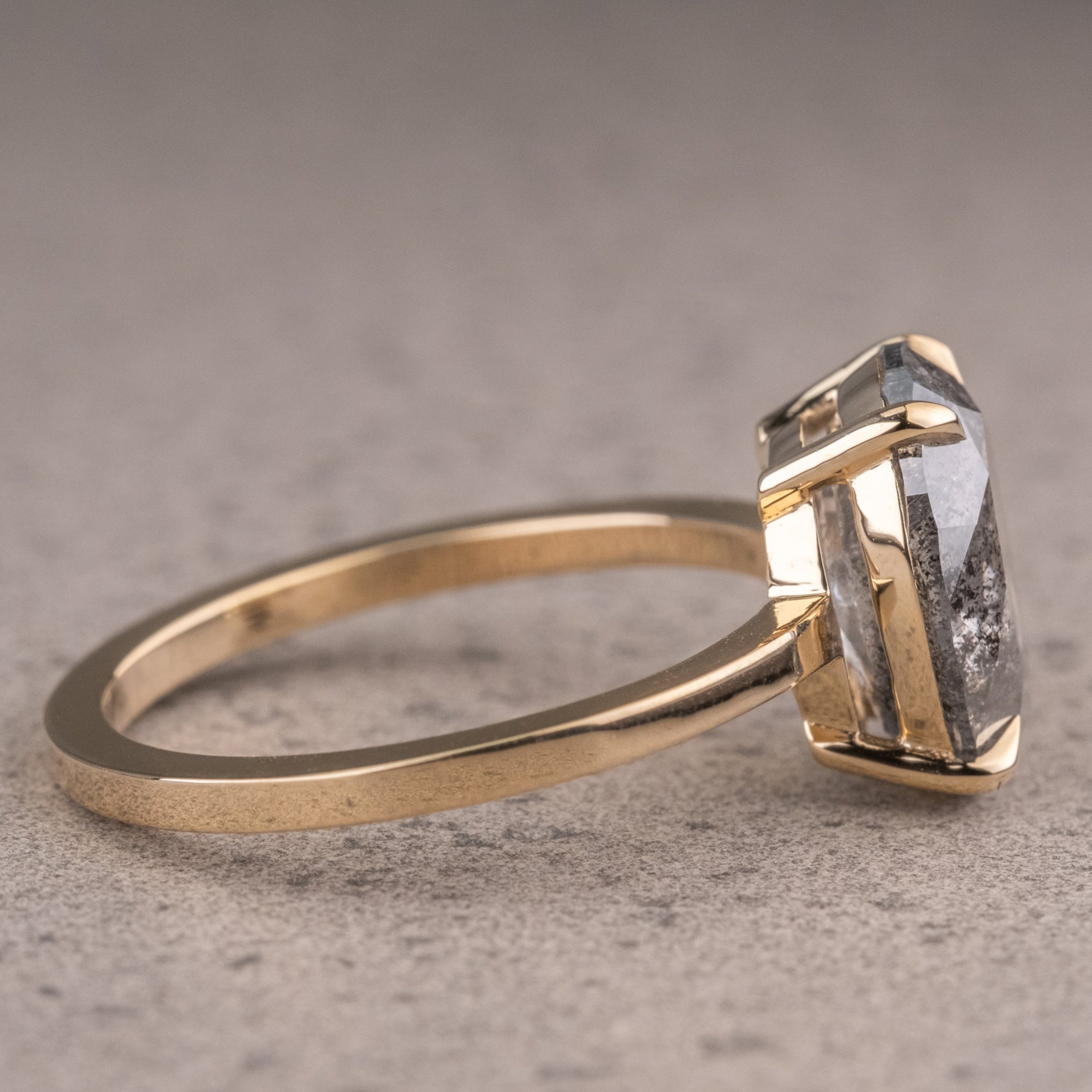 Naturlig salt og peber 1.90CT dragediamant Art Deco unik forlovelsesring | Håndlavet ring | Jubilæumsring