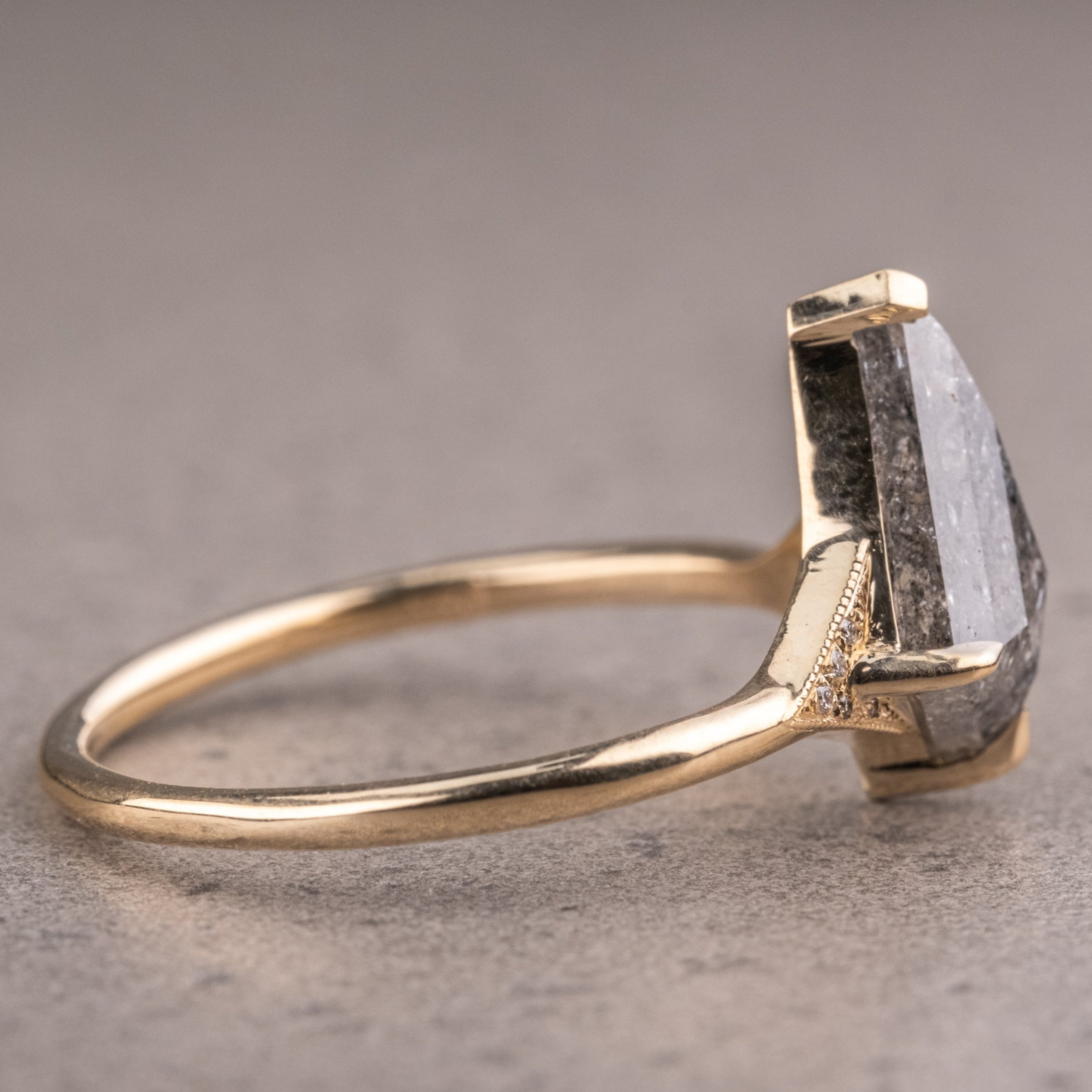 Naturlig salt og peber 1.90CT dragediamant Art Deco unik forlovelsesring | Håndlavet ring | Jubilæumsring