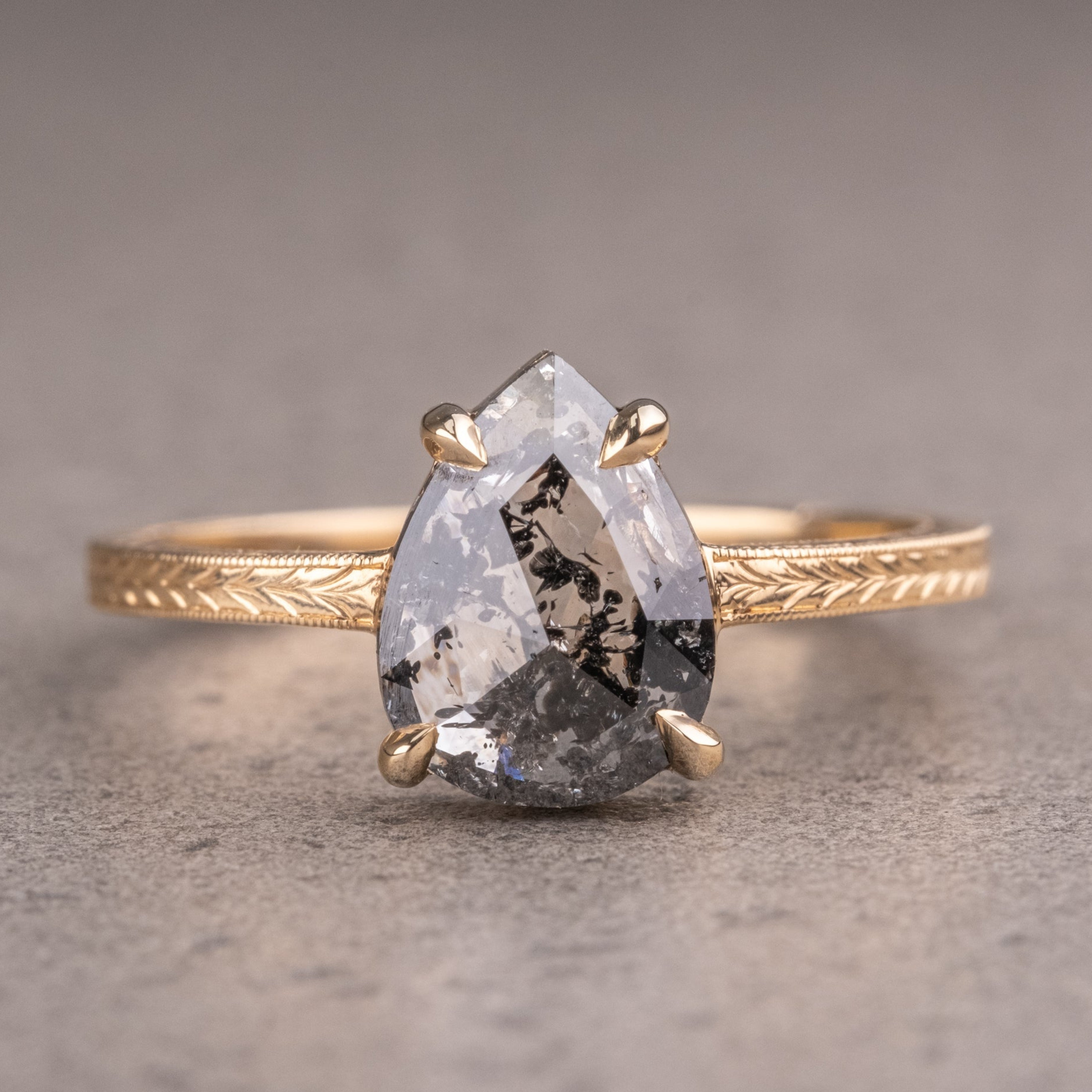 Naturlig salt og peber 1.90CT dragediamant Art Deco unik forlovelsesring | Håndlavet ring | Jubilæumsring