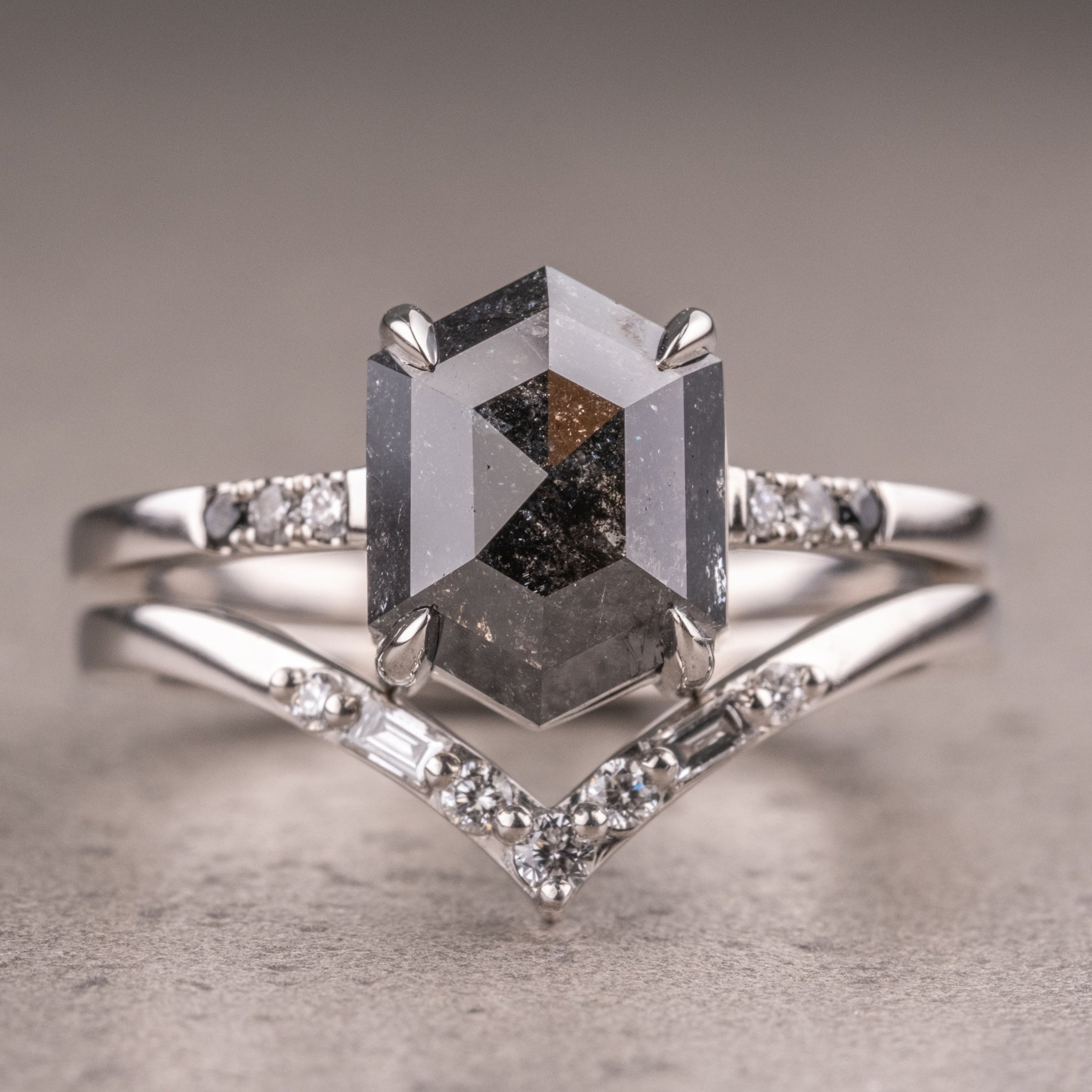 Naturlig salt og peber 1.90CT dragediamant Art Deco unik forlovelsesring | Håndlavet ring | Jubilæumsring