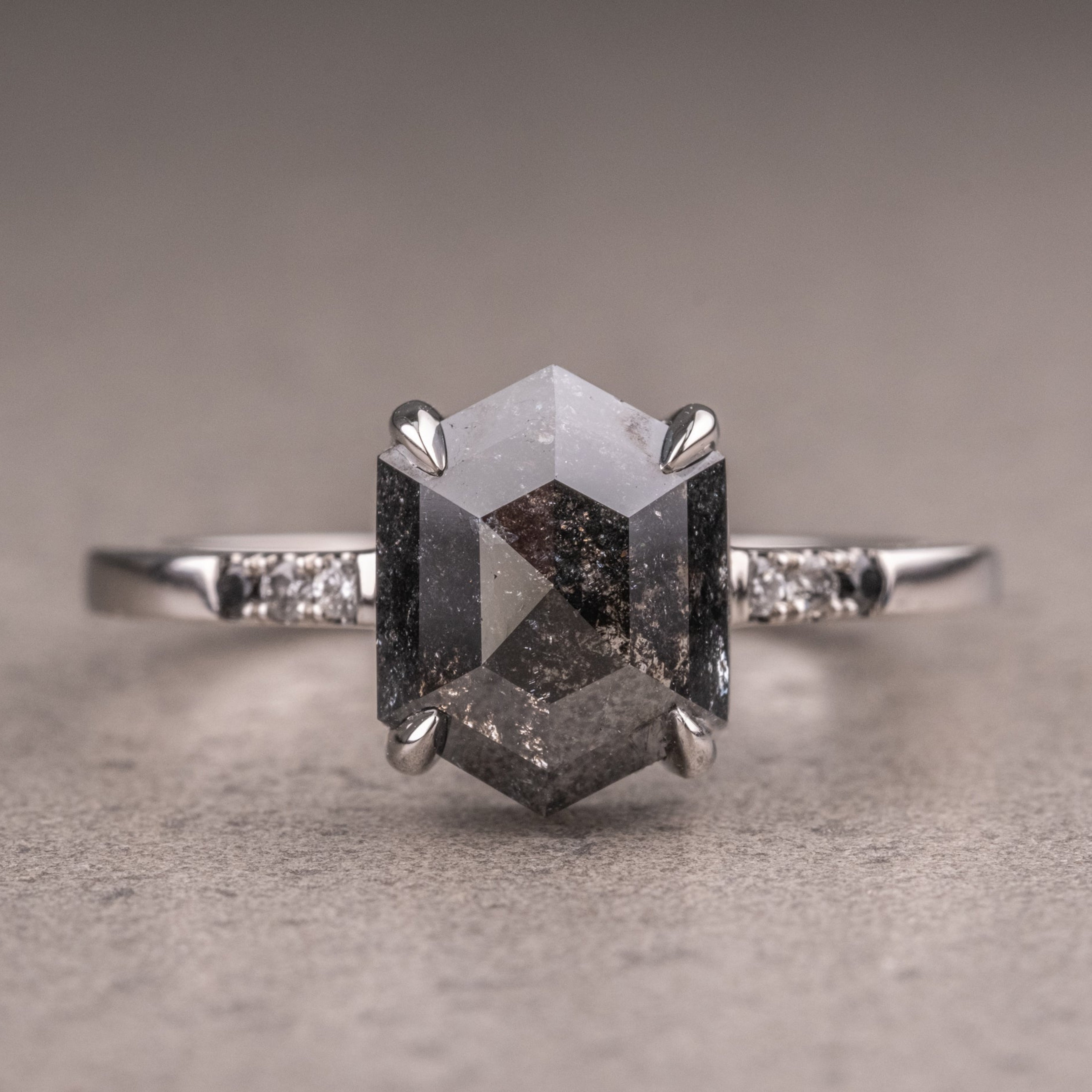 Naturlig salt og peber 1.90CT dragediamant Art Deco unik forlovelsesring | Håndlavet ring | Jubilæumsring