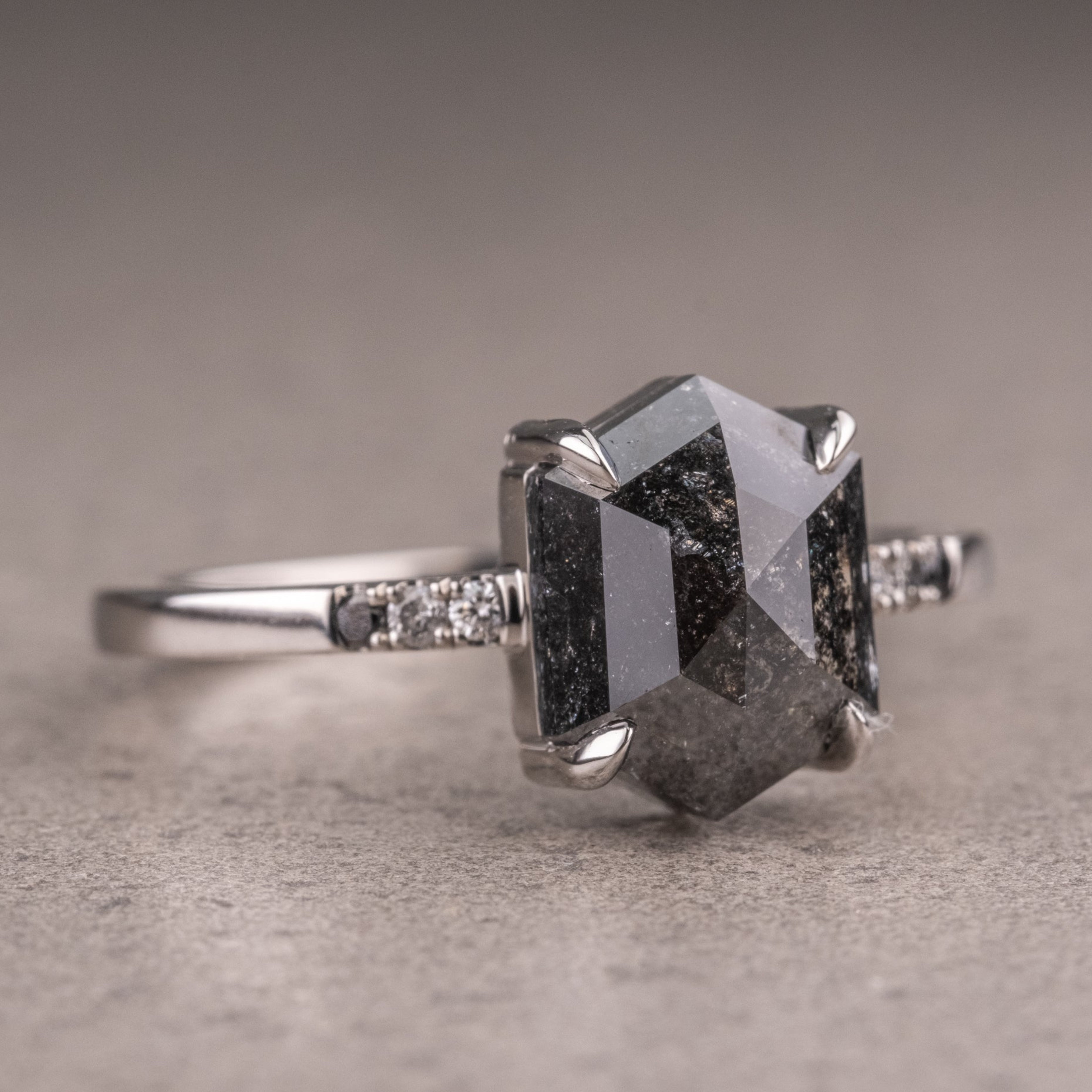 Naturlig salt og peber 1.90CT dragediamant Art Deco unik forlovelsesring | Håndlavet ring | Jubilæumsring