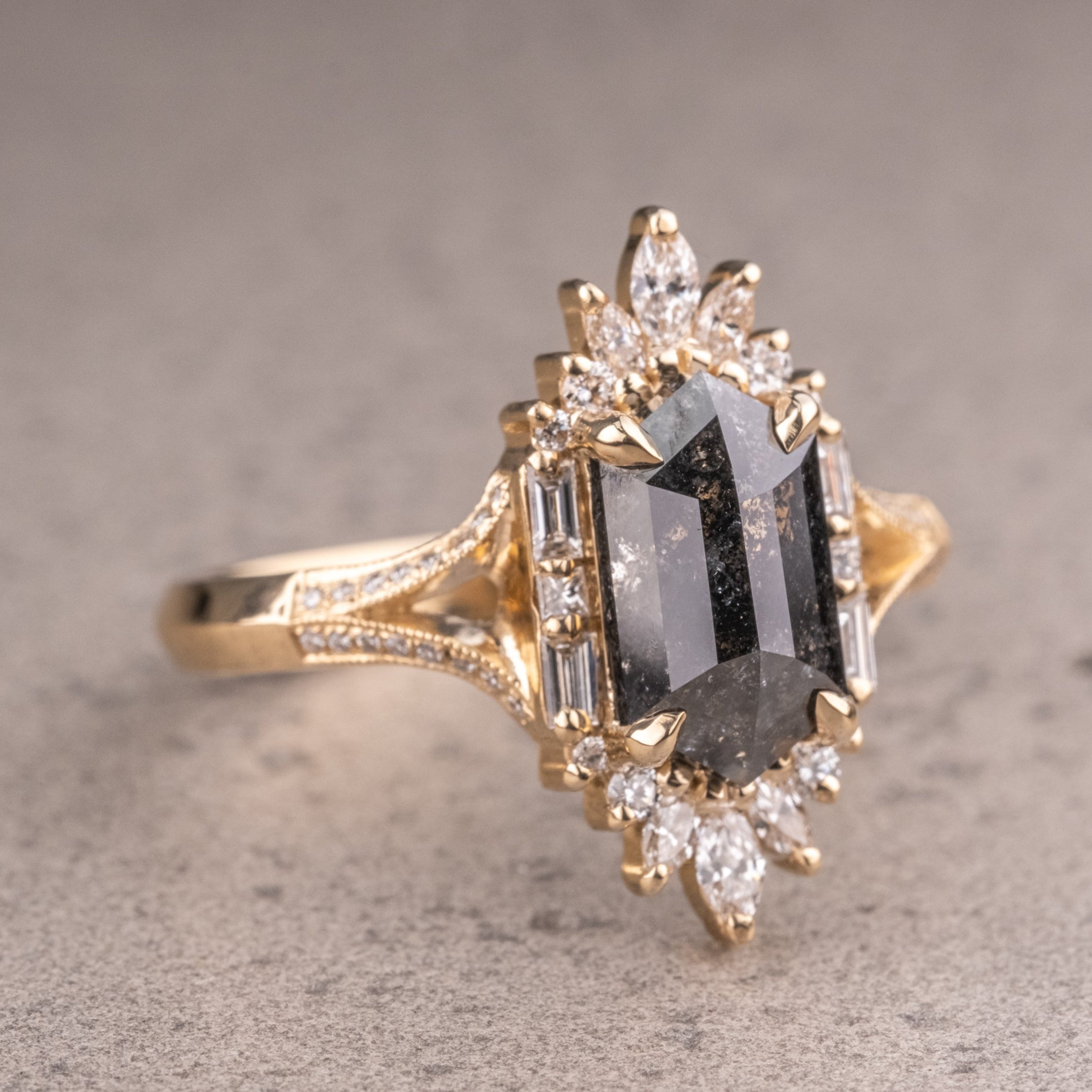 Naturlig salt og peber 1.90CT dragediamant Art Deco unik forlovelsesring | Håndlavet ring | Jubilæumsring