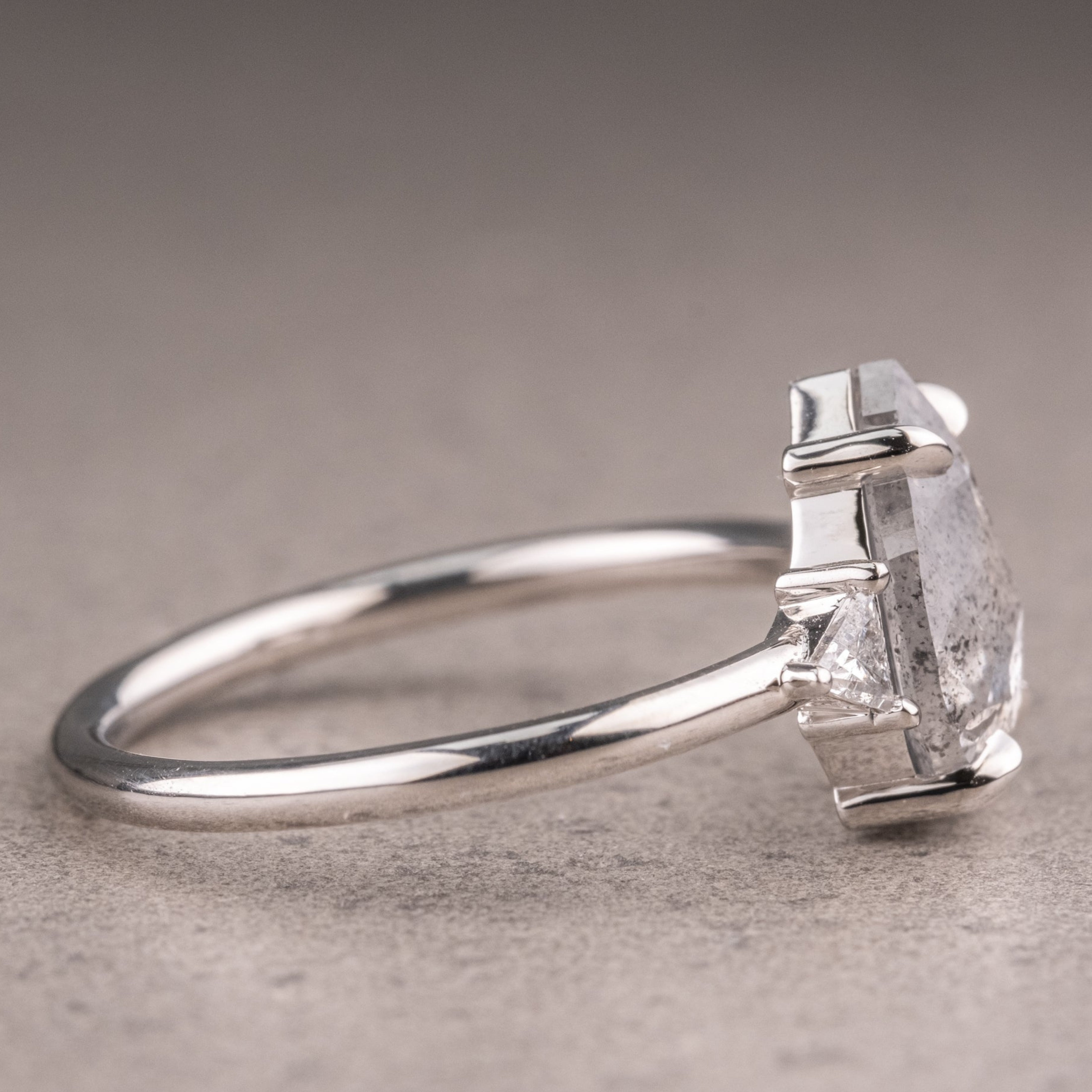 Naturlig salt og peber 1.90CT dragediamant Art Deco unik forlovelsesring | Håndlavet ring | Jubilæumsring