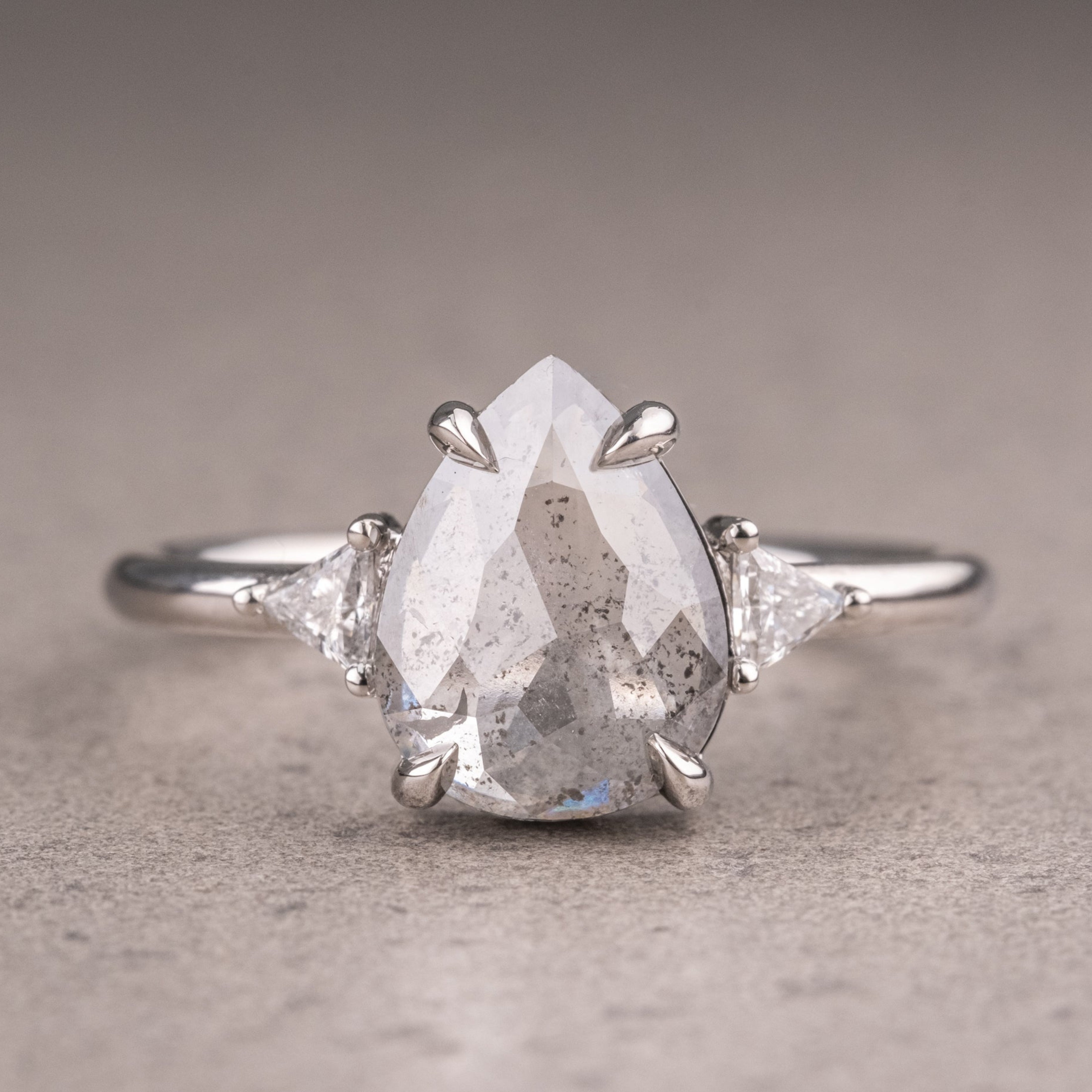 Naturlig salt og peber 1.90CT dragediamant Art Deco unik forlovelsesring | Håndlavet ring | Jubilæumsring