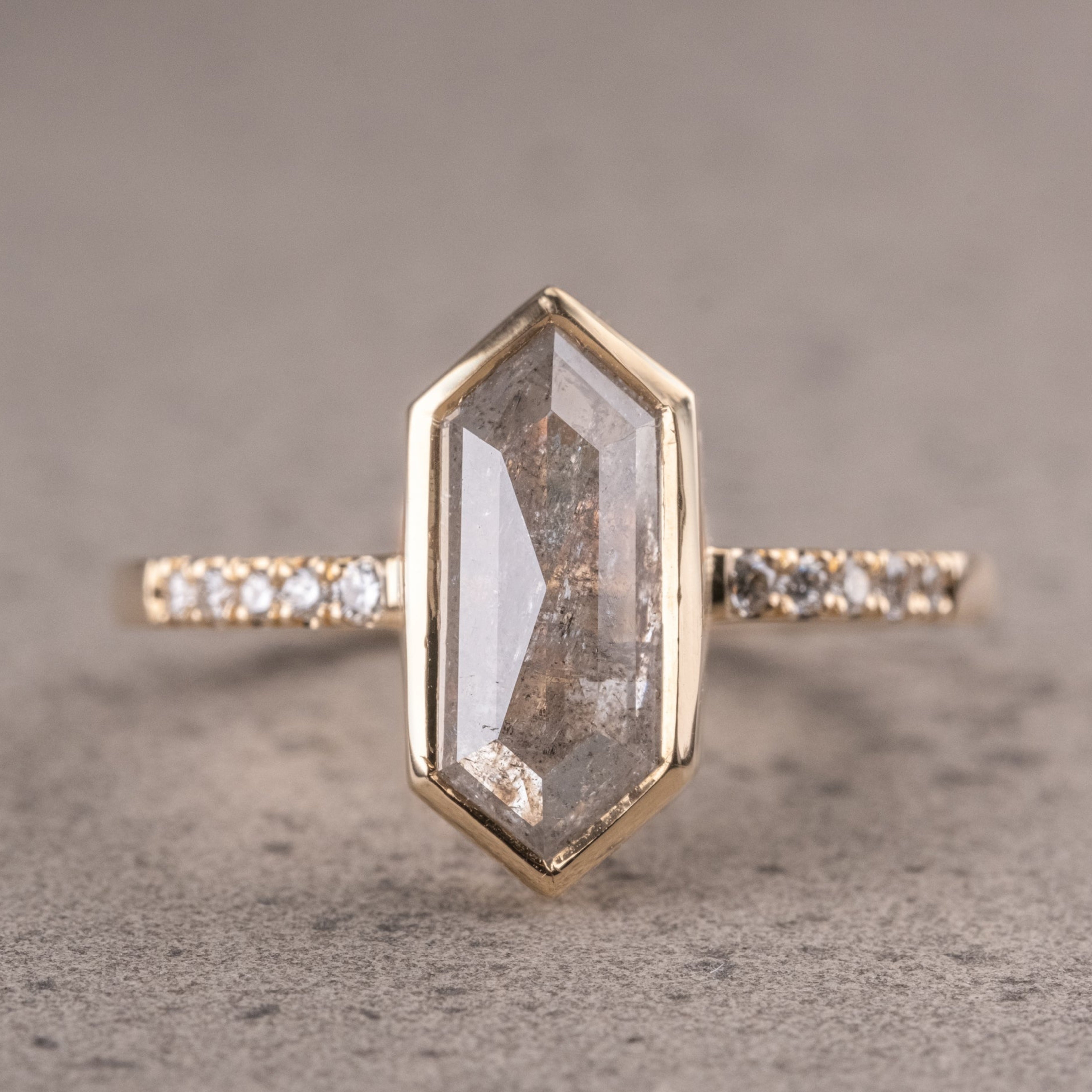 Naturlig salt og peber 1.90CT dragediamant Art Deco unik forlovelsesring | Håndlavet ring | Jubilæumsring