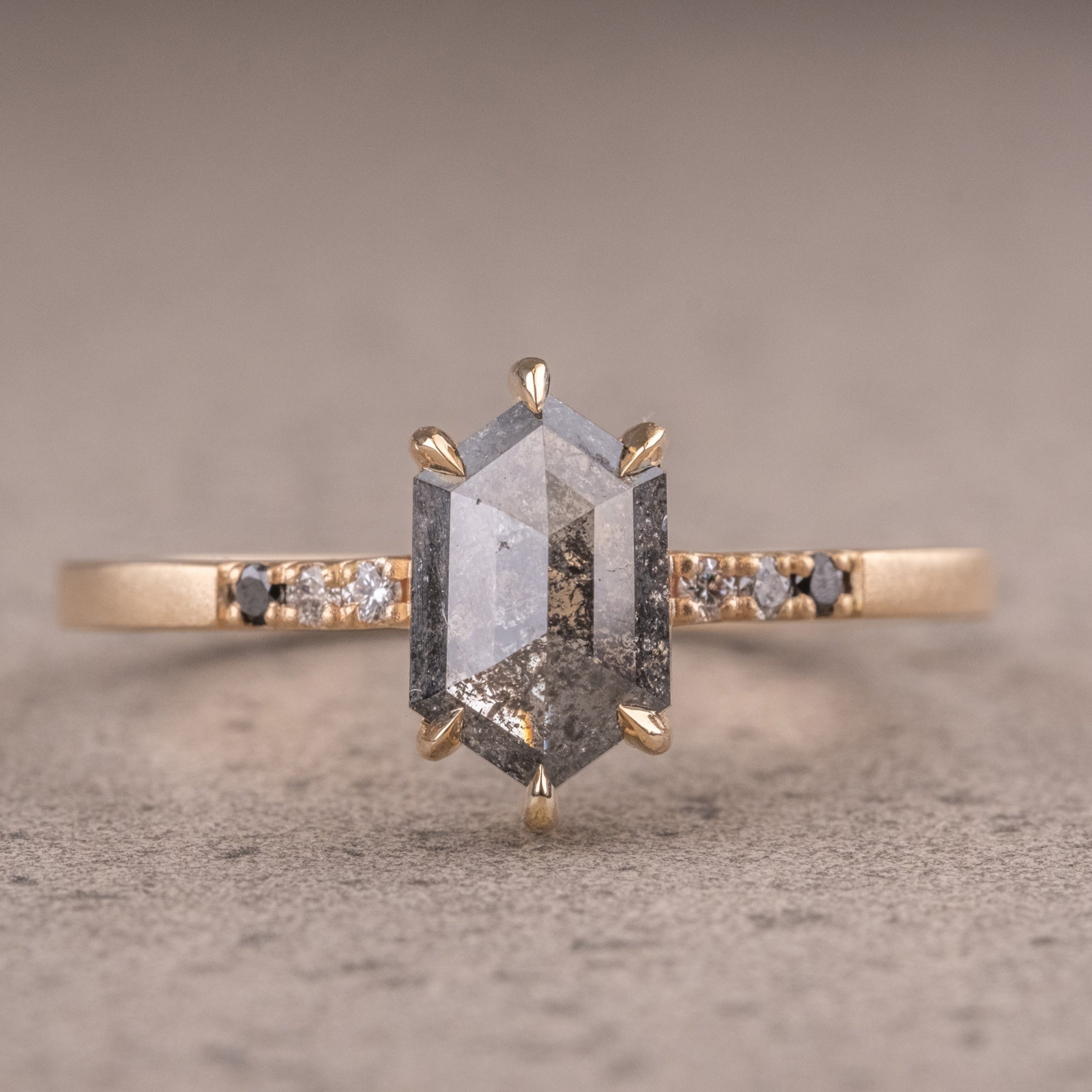 Naturlig salt og peber 1.90CT dragediamant Art Deco unik forlovelsesring | Håndlavet ring | Jubilæumsring