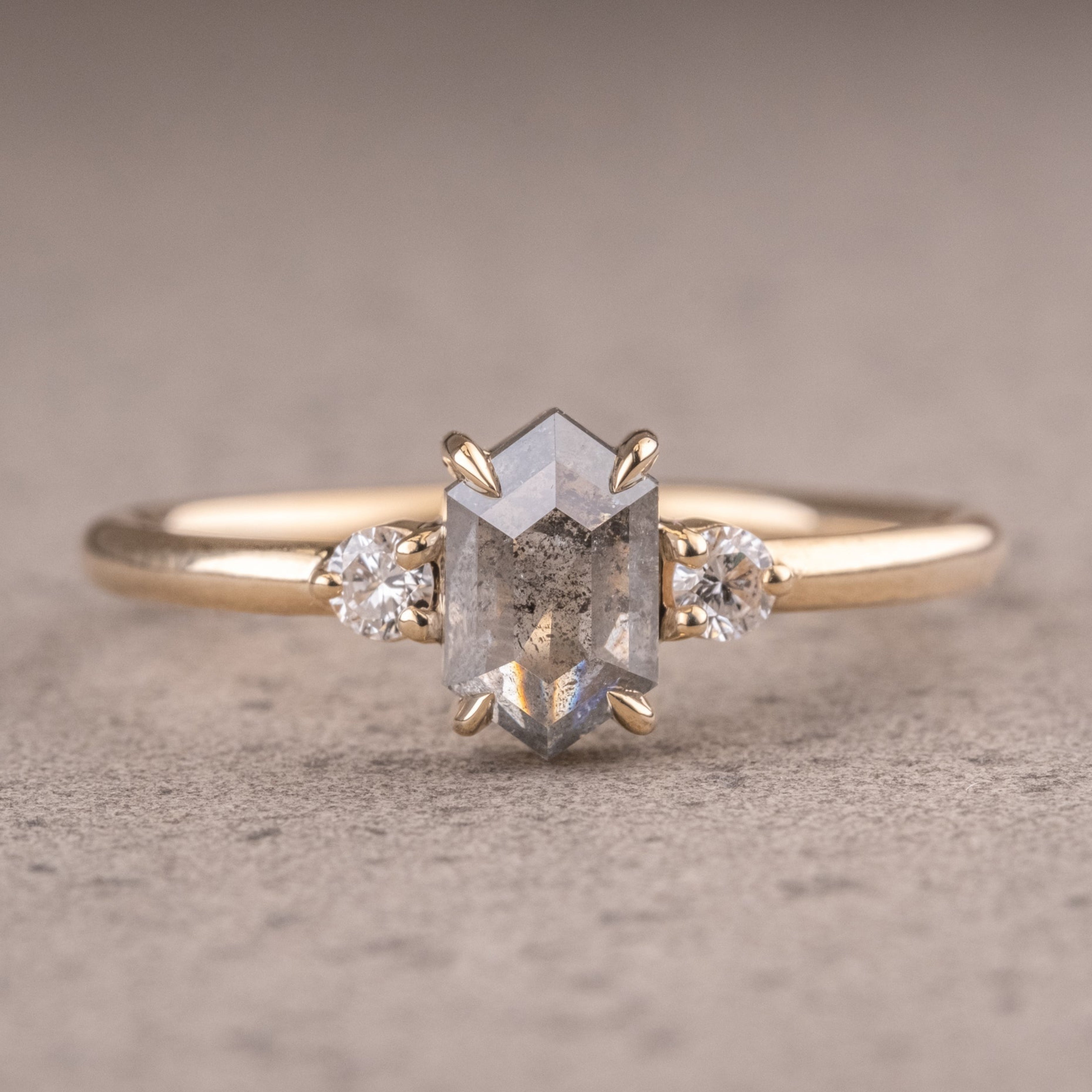 Naturlig salt og peber 1.90CT dragediamant Art Deco unik forlovelsesring | Håndlavet ring | Jubilæumsring